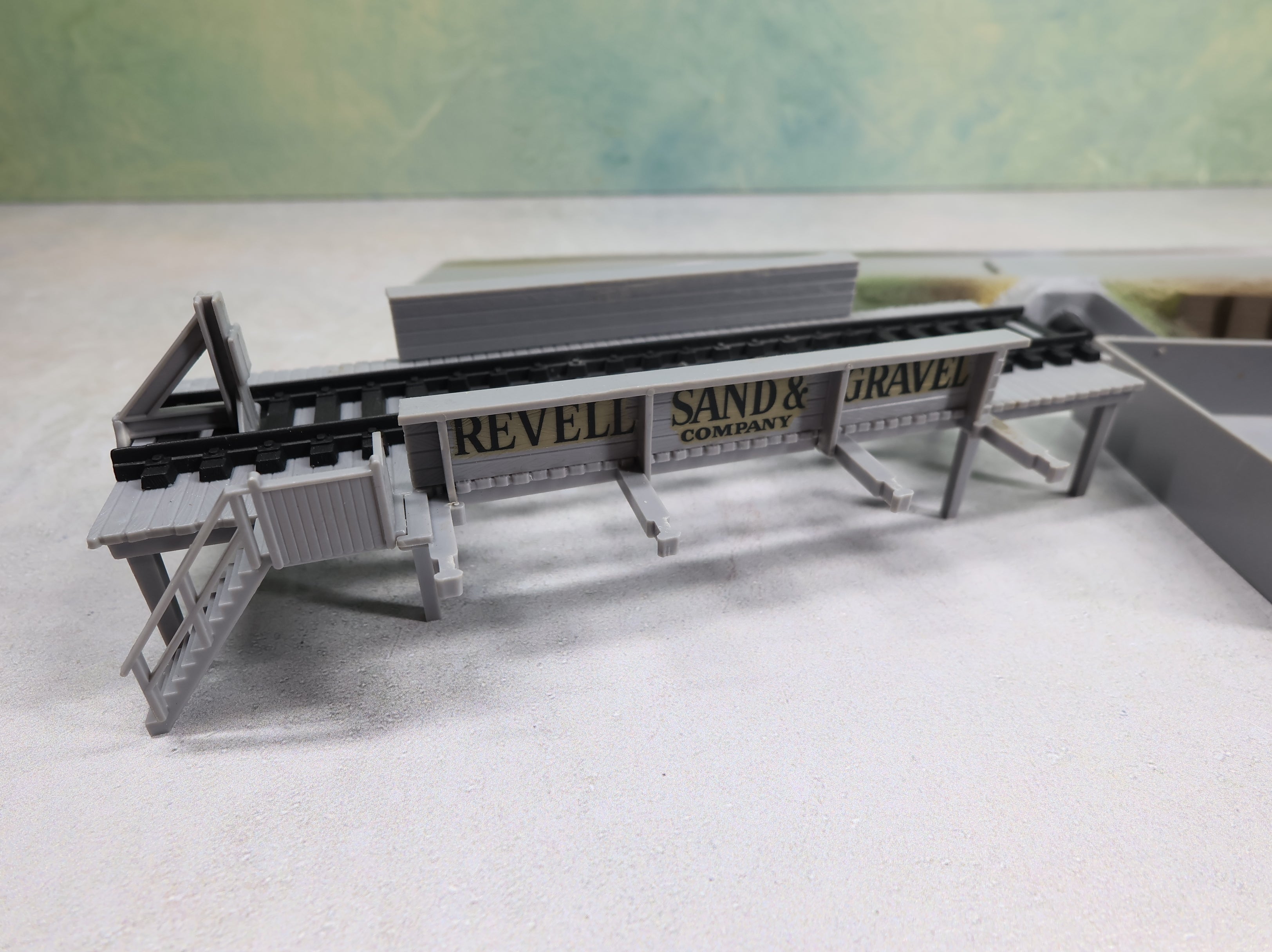 USED REVELL HO Scale Operating Hopper Ramp & Unloading Platform