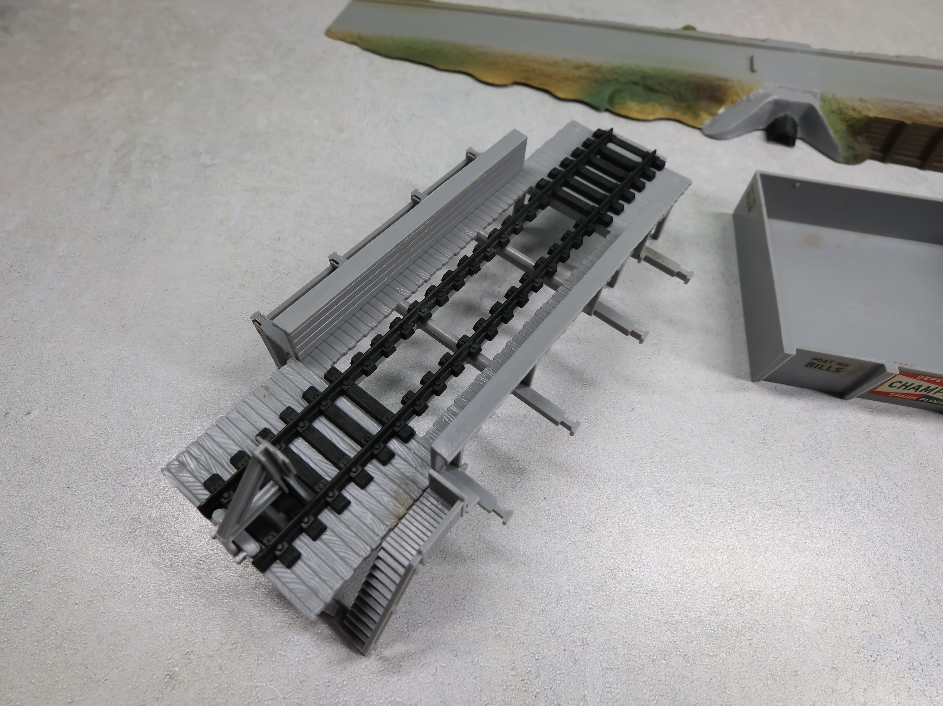 USED REVELL HO Scale Operating Hopper Ramp & Unloading Platform