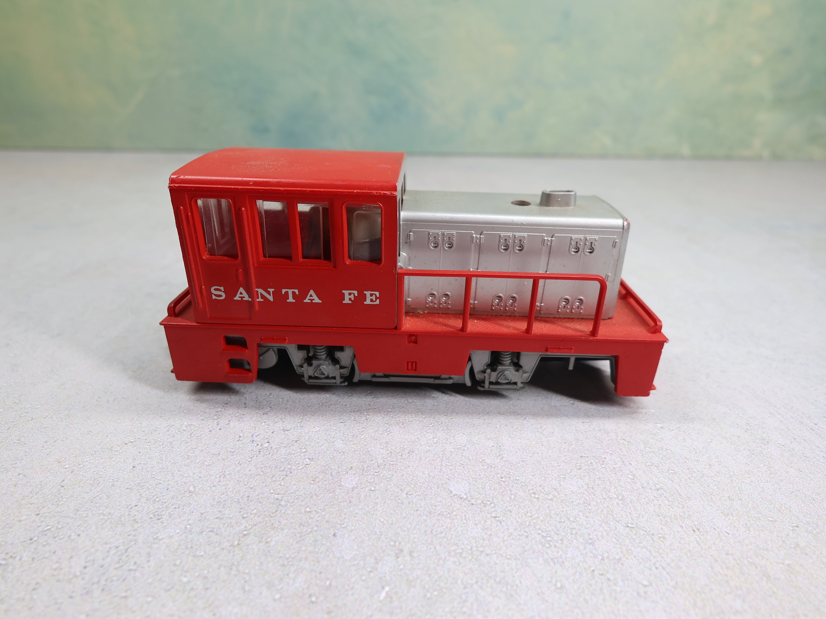 USED AHM HO Scale Diesel Locomotive Switcher Santa Fe DC