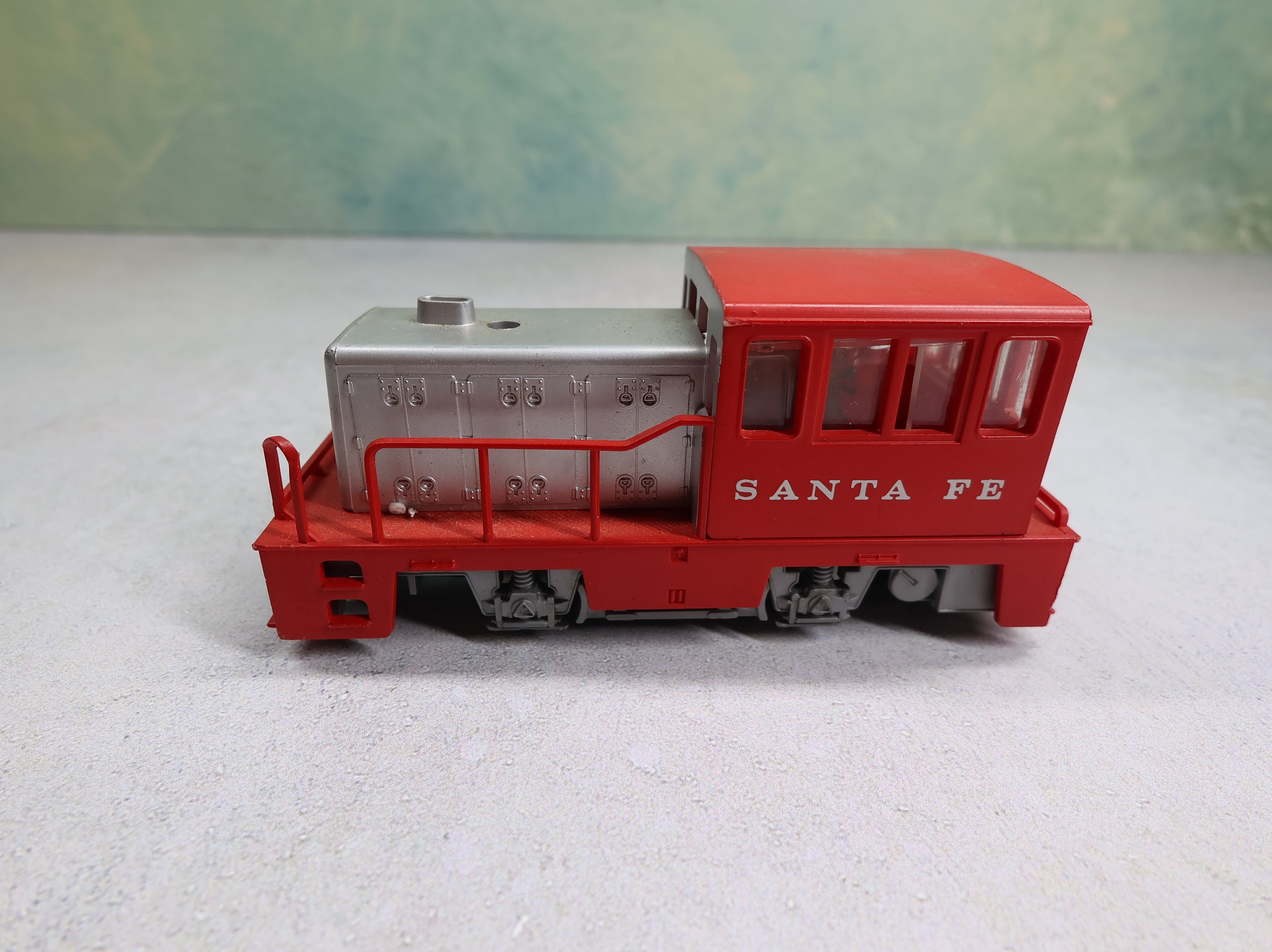 USED AHM HO Scale Diesel Locomotive Switcher Santa Fe DC