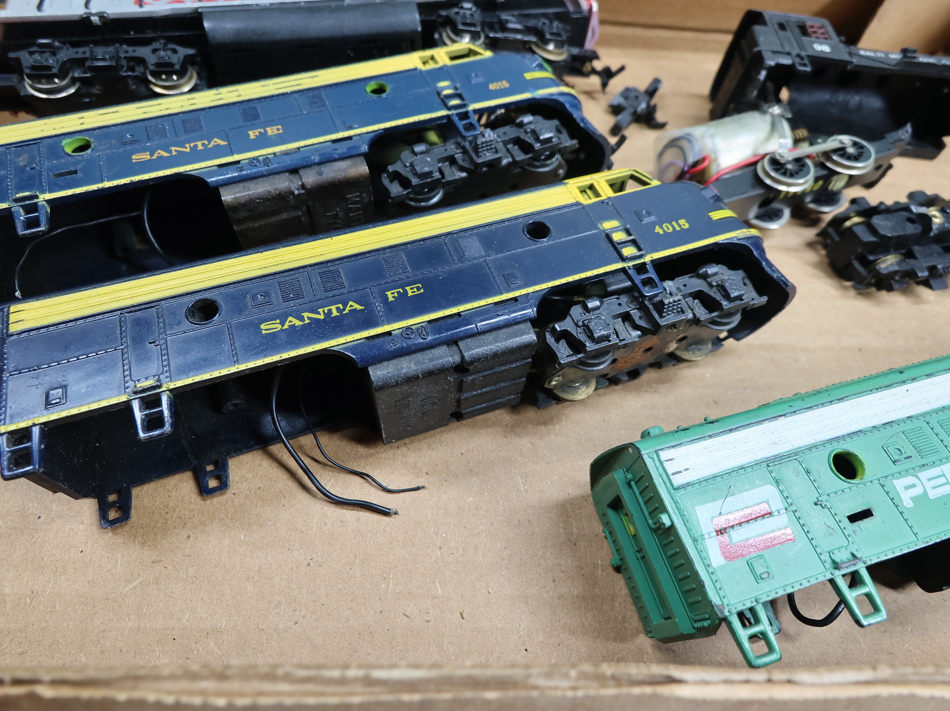 USED HO Scale Lot of Parts & Repair Locomotives (5 pcs)