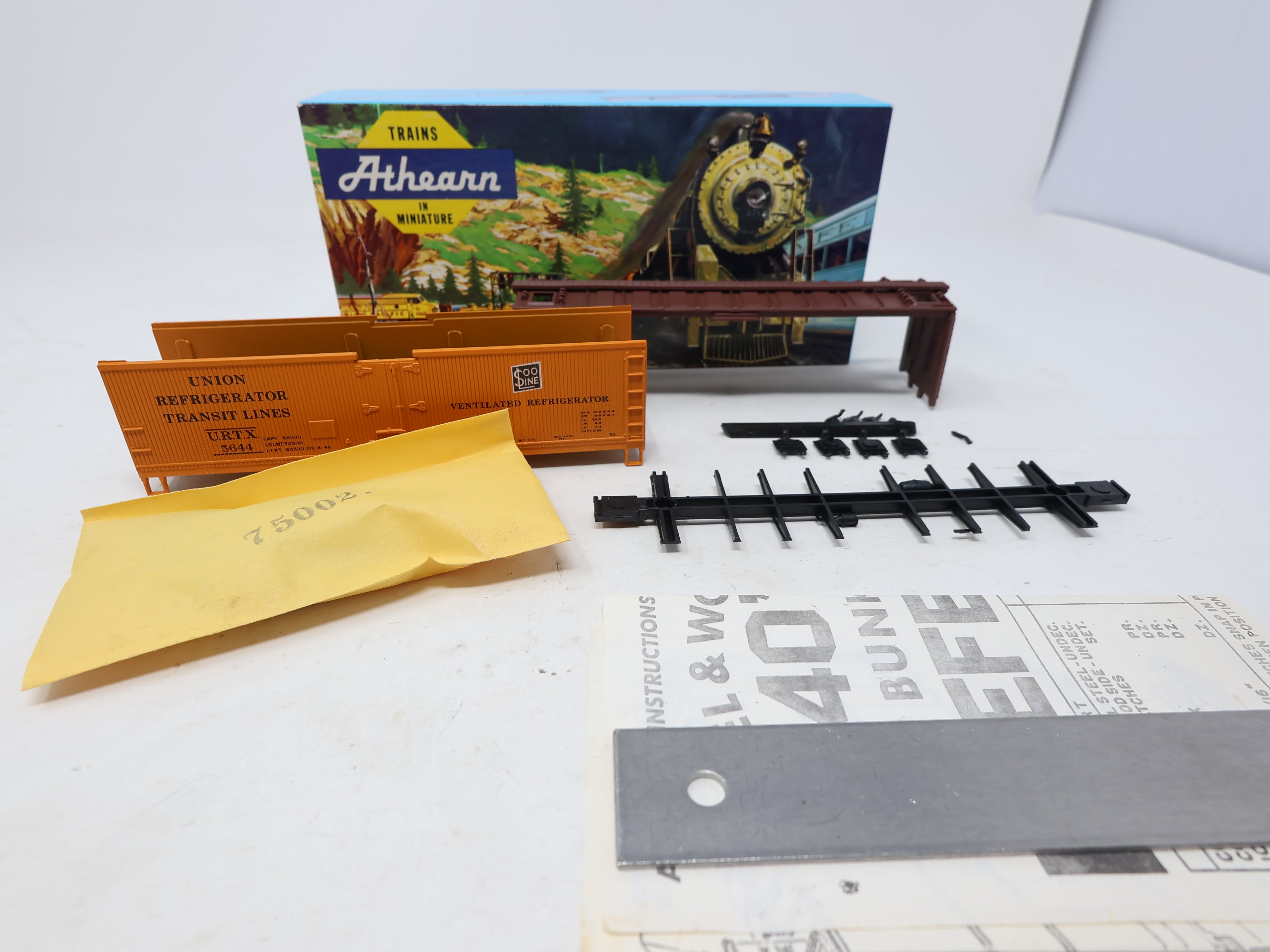 USED Athearn 5213 HO Scale, 40' Reefer Wooden Box Car, Union Refrigerator Transit Lines URTX #5644 (KIT)