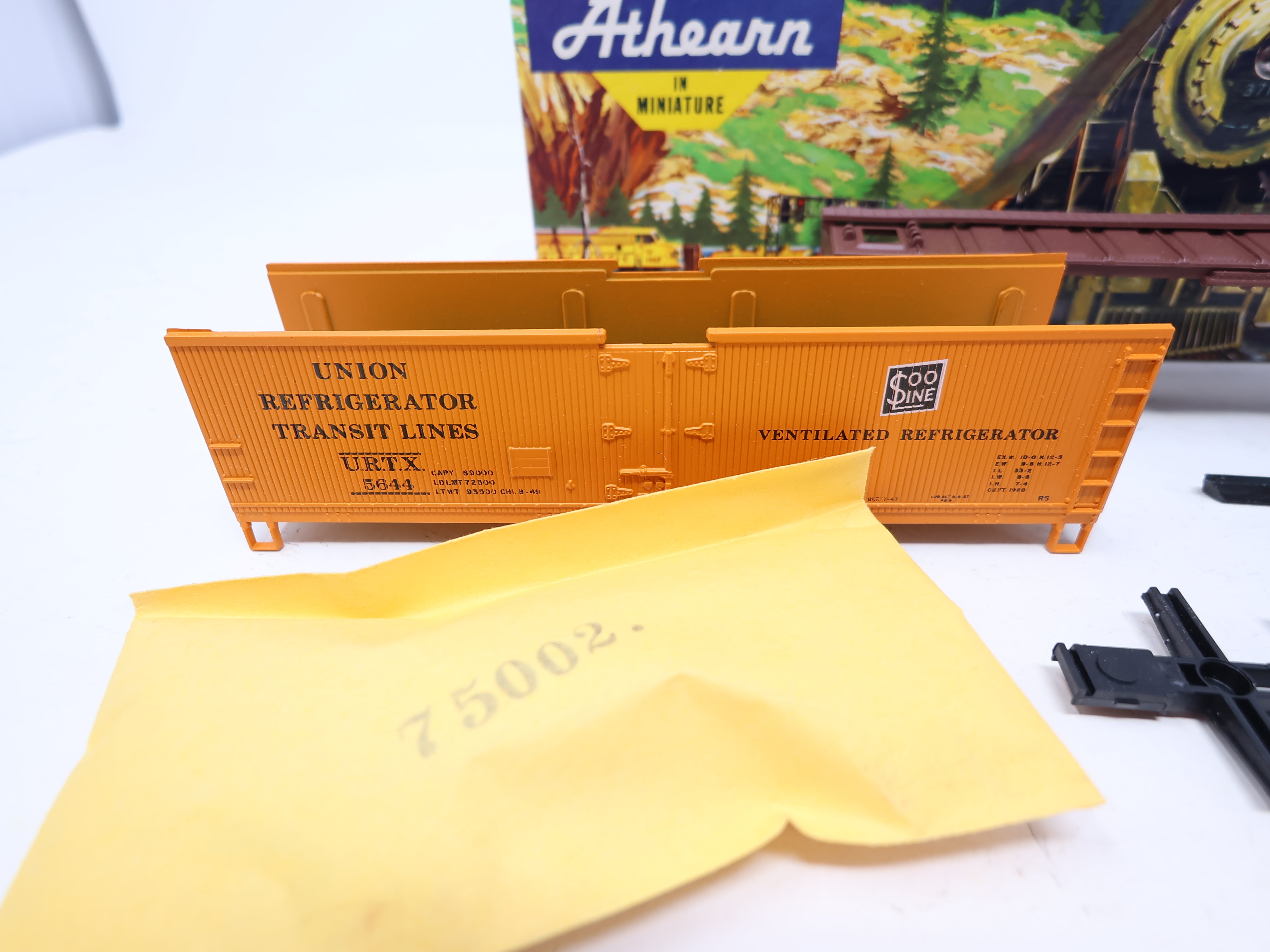 USED Athearn 5213 HO Scale, 40' Reefer Wooden Box Car, Union Refrigerator Transit Lines URTX #5644 (KIT)