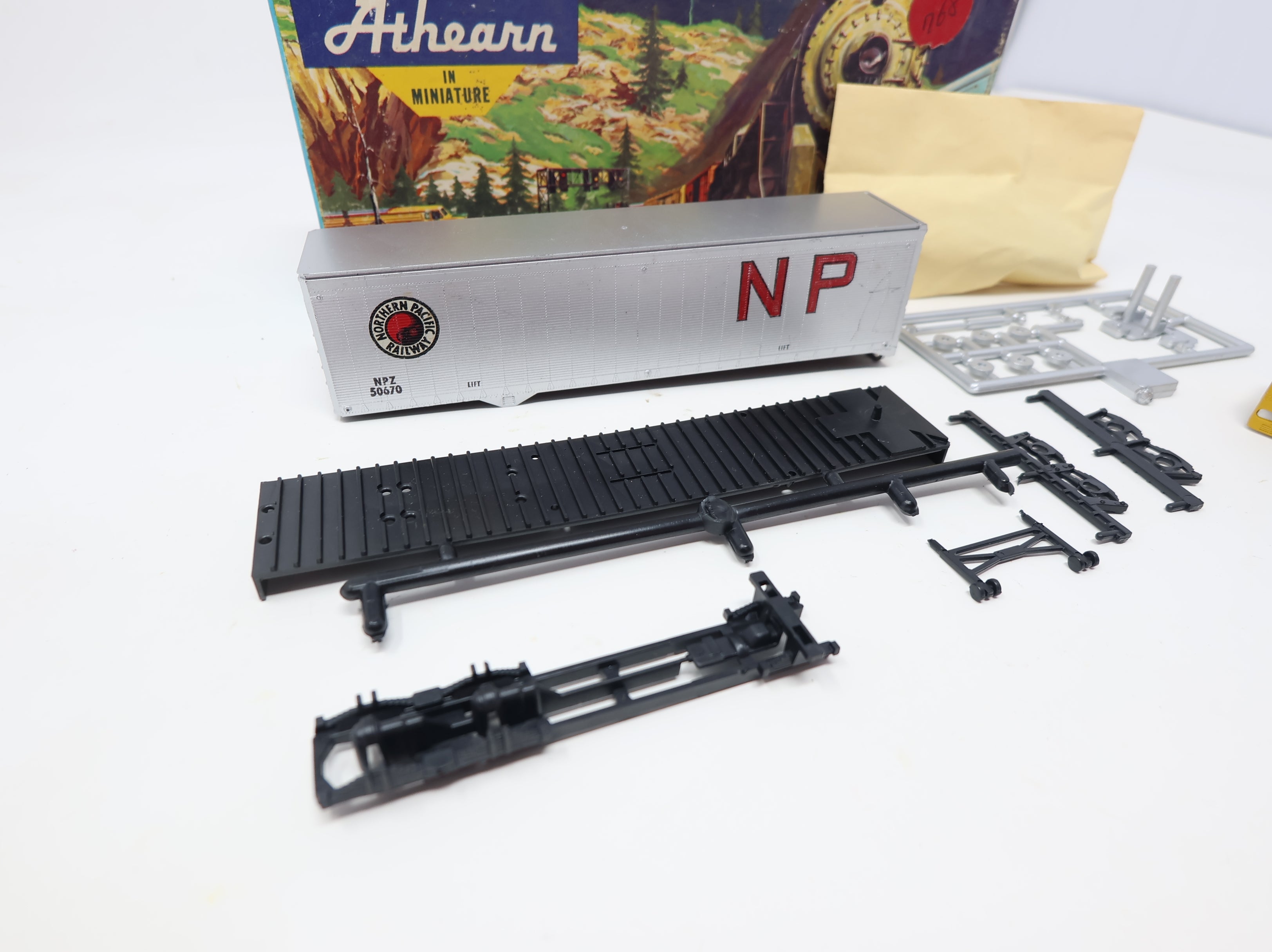 USED Athearn HO Scale 40' Trailer w/ Truck Northern Pacific KIT