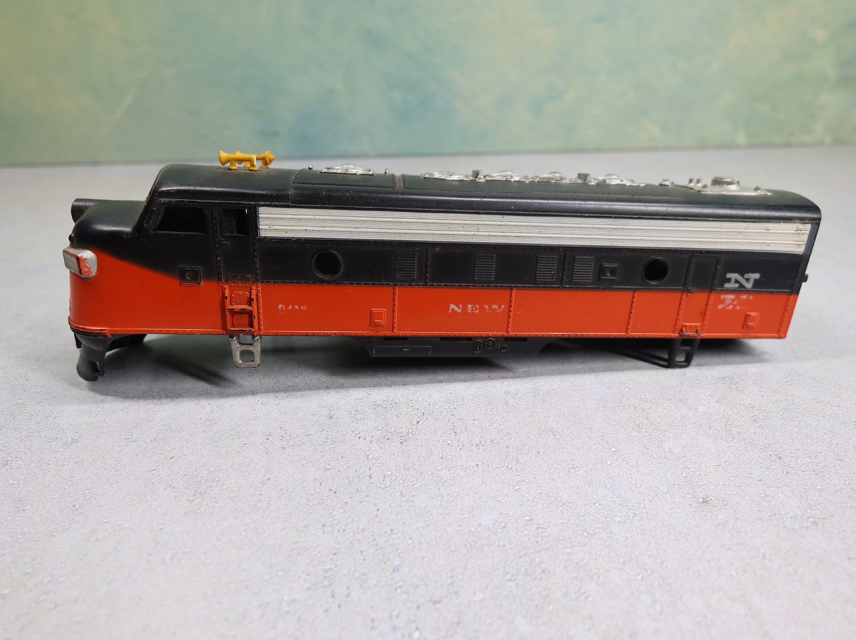 USED Tyco HO Scale F9A Diesel Locomotive New Haven #0418 Shell Only