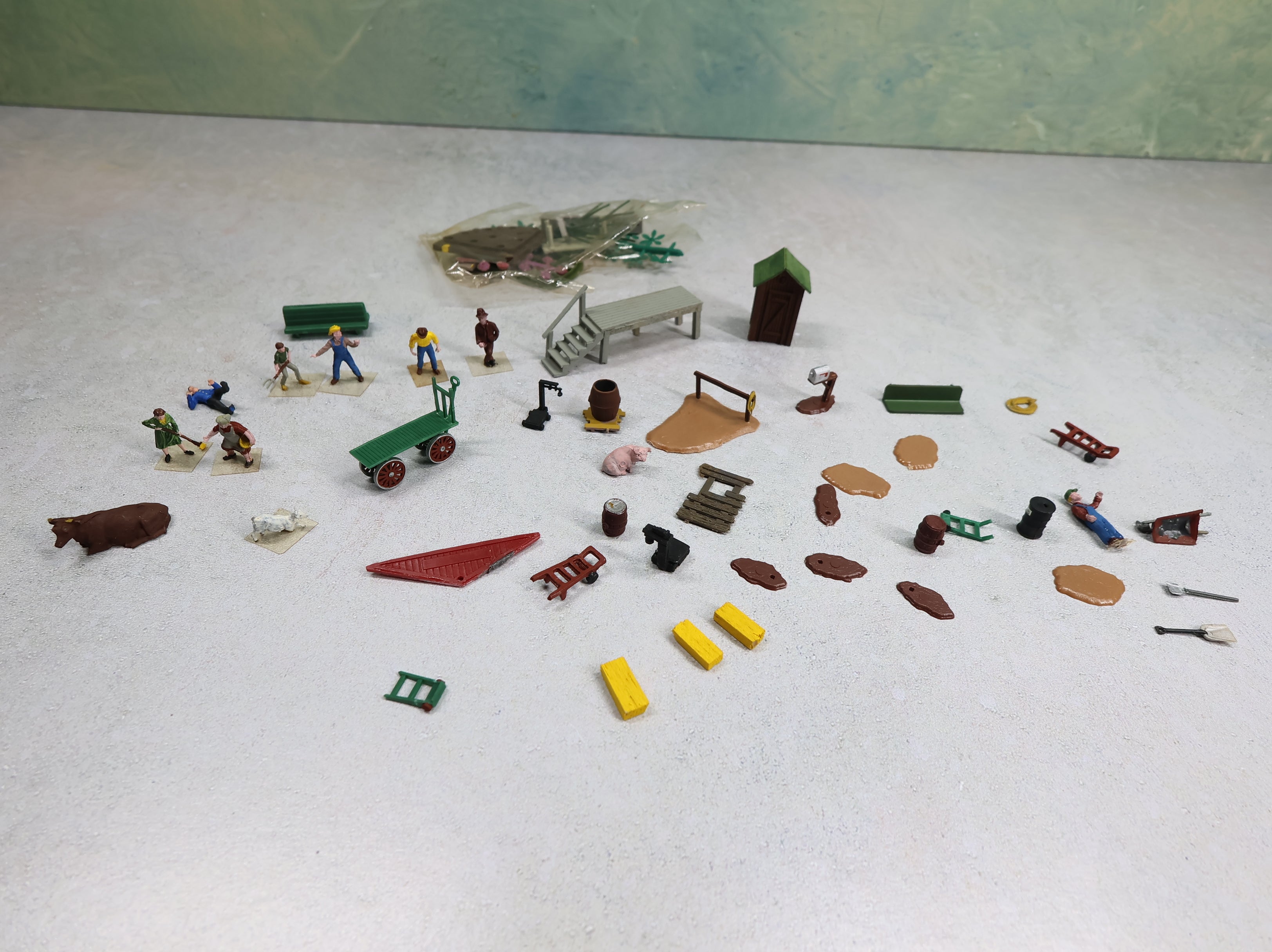 USED HO Scale Lot of Various People, Figures and Structures