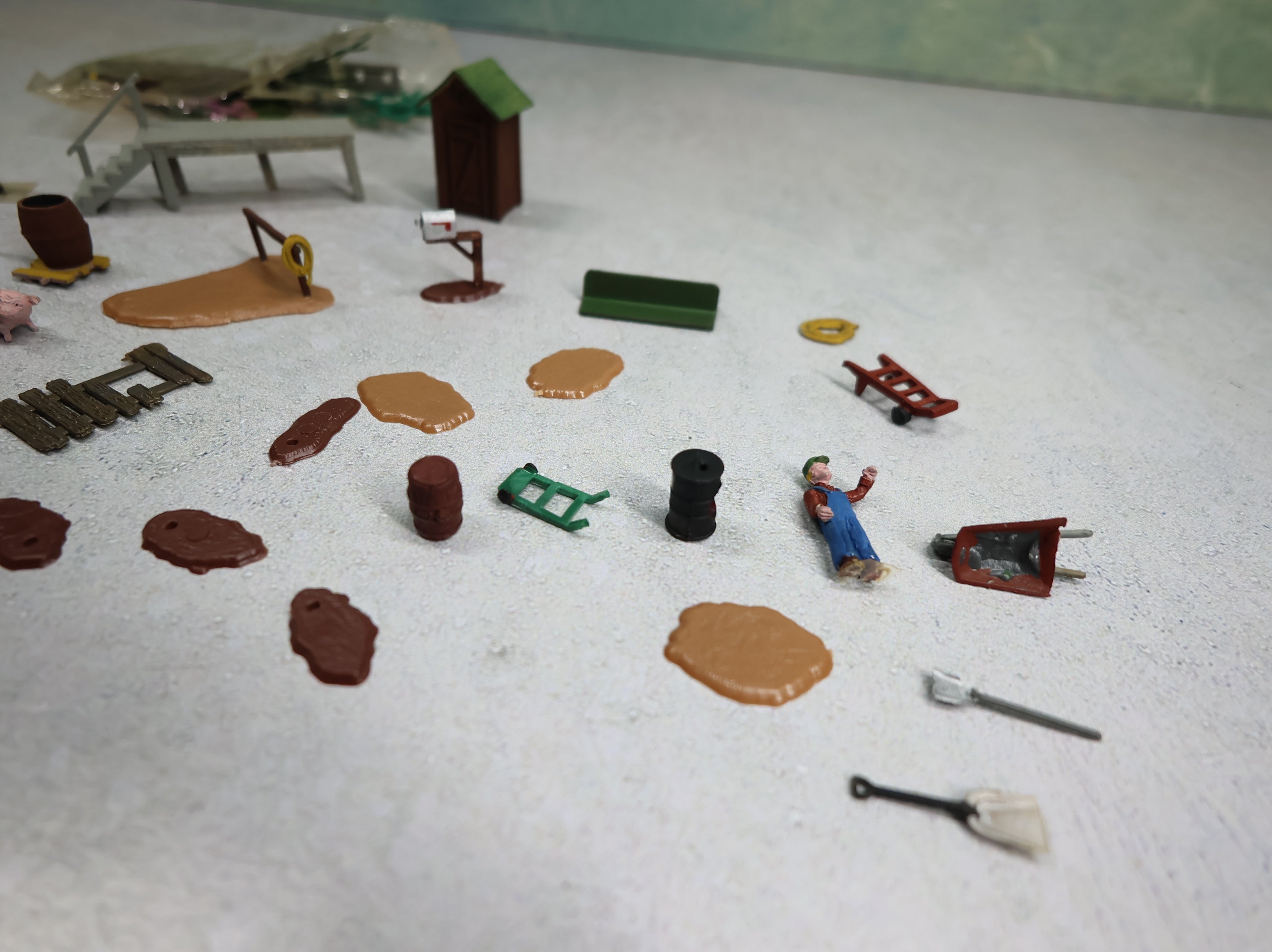 USED HO Scale Lot of Various People, Figures and Structures