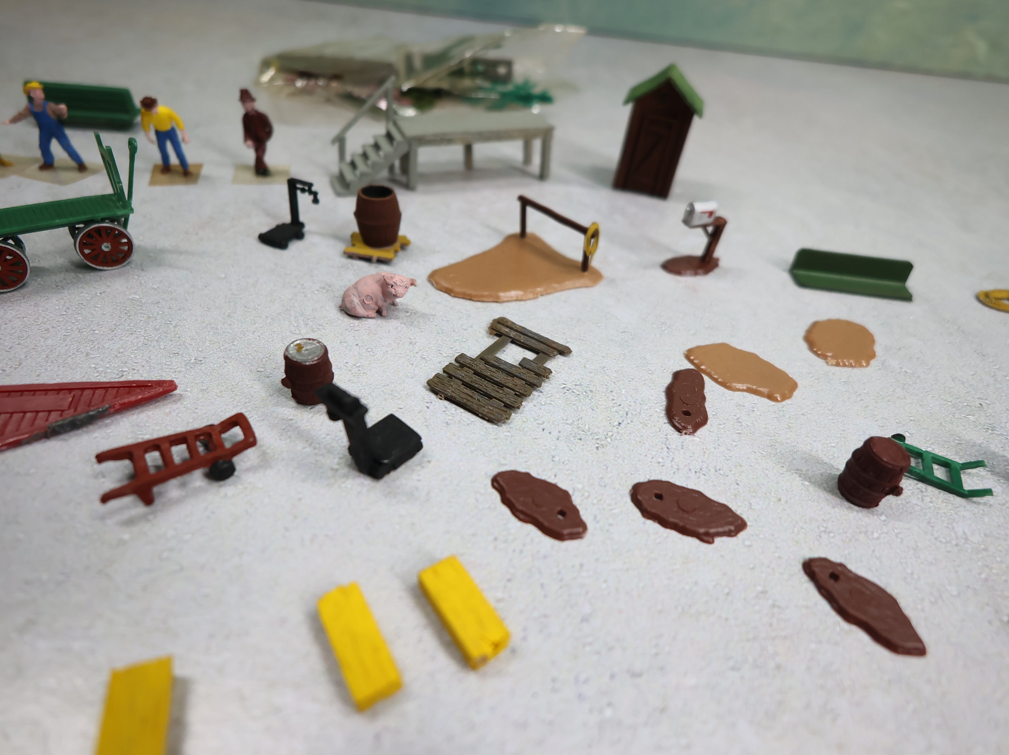 USED HO Scale Lot of Various People, Figures and Structures