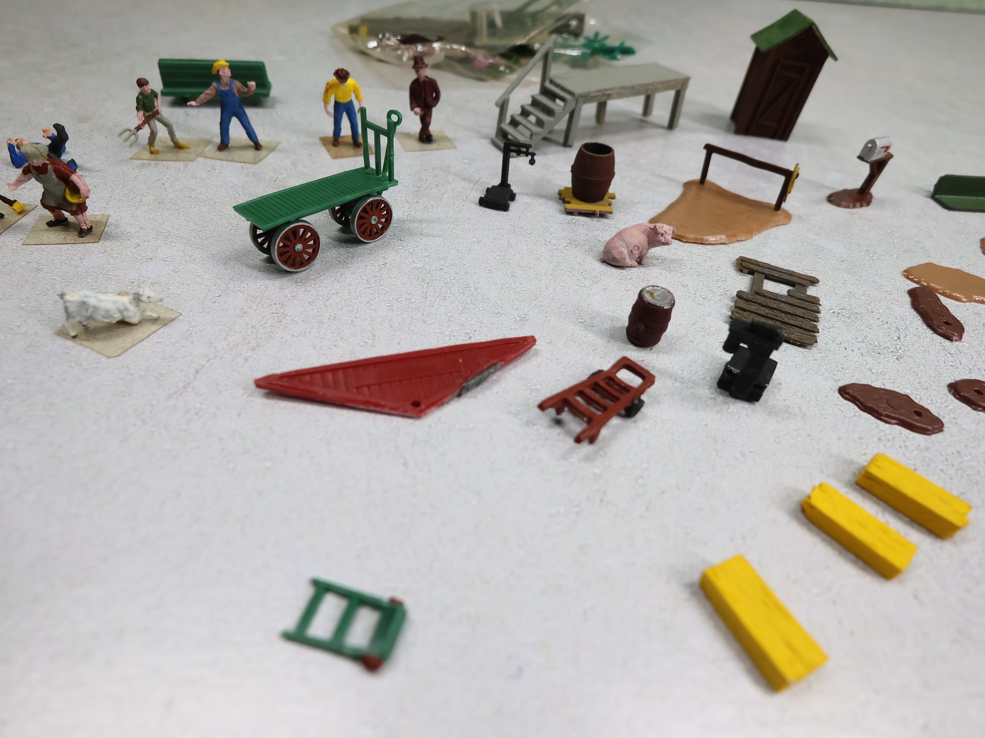 USED HO Scale Lot of Various People, Figures and Structures