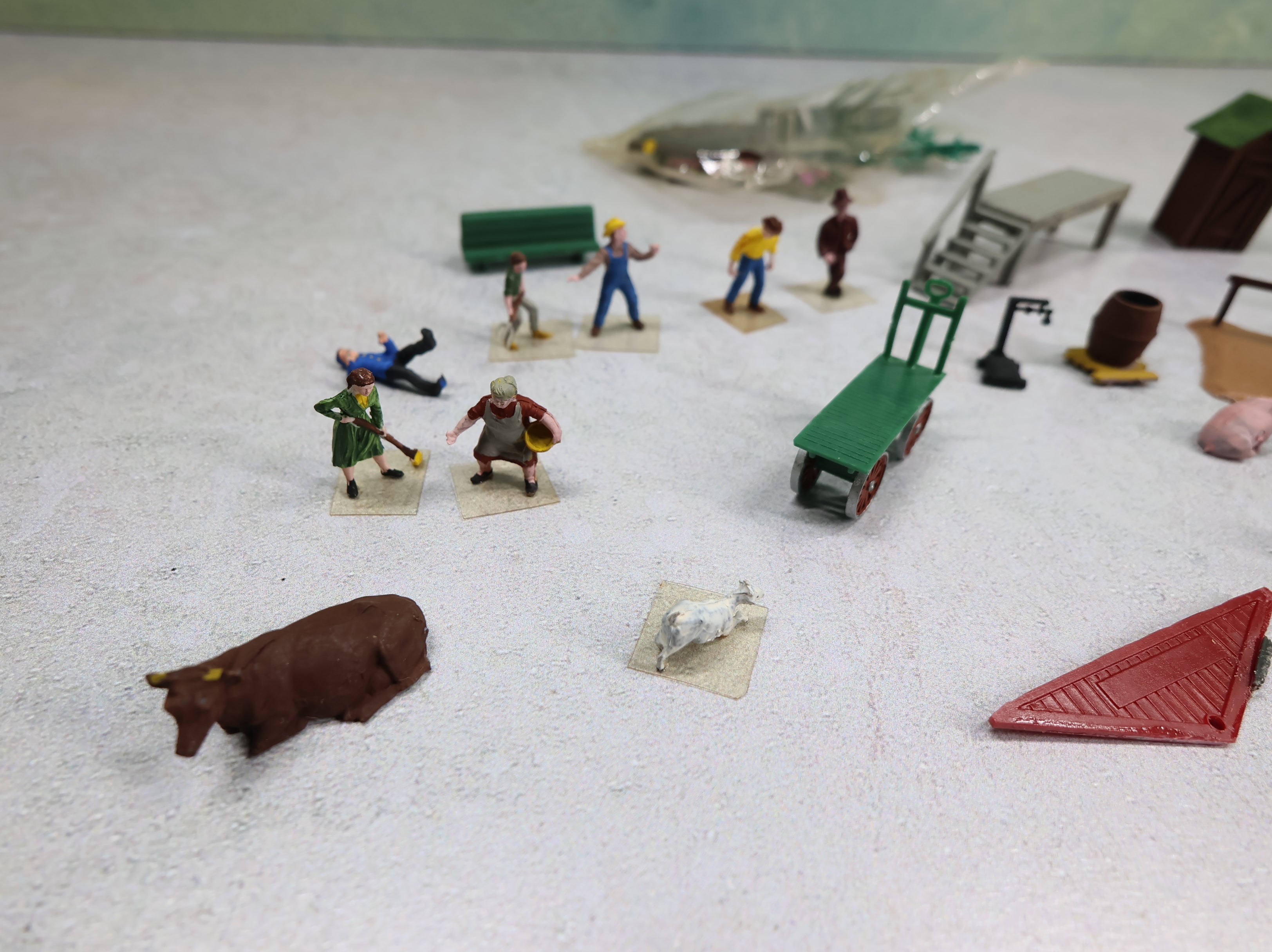 USED HO Scale Lot of Various People, Figures and Structures