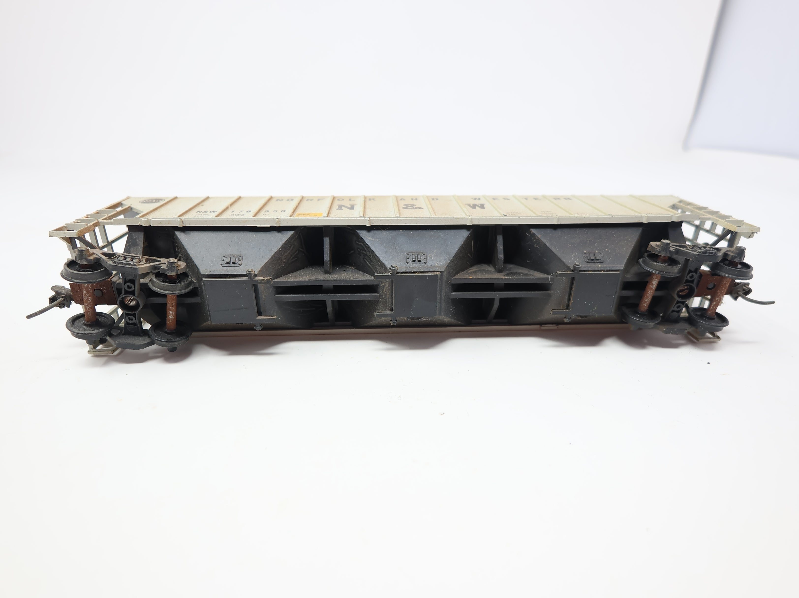 USED Athearn HO Scale PS 3 Bay Covered Hopper Norfolk & Western N&W #176950 Weathered