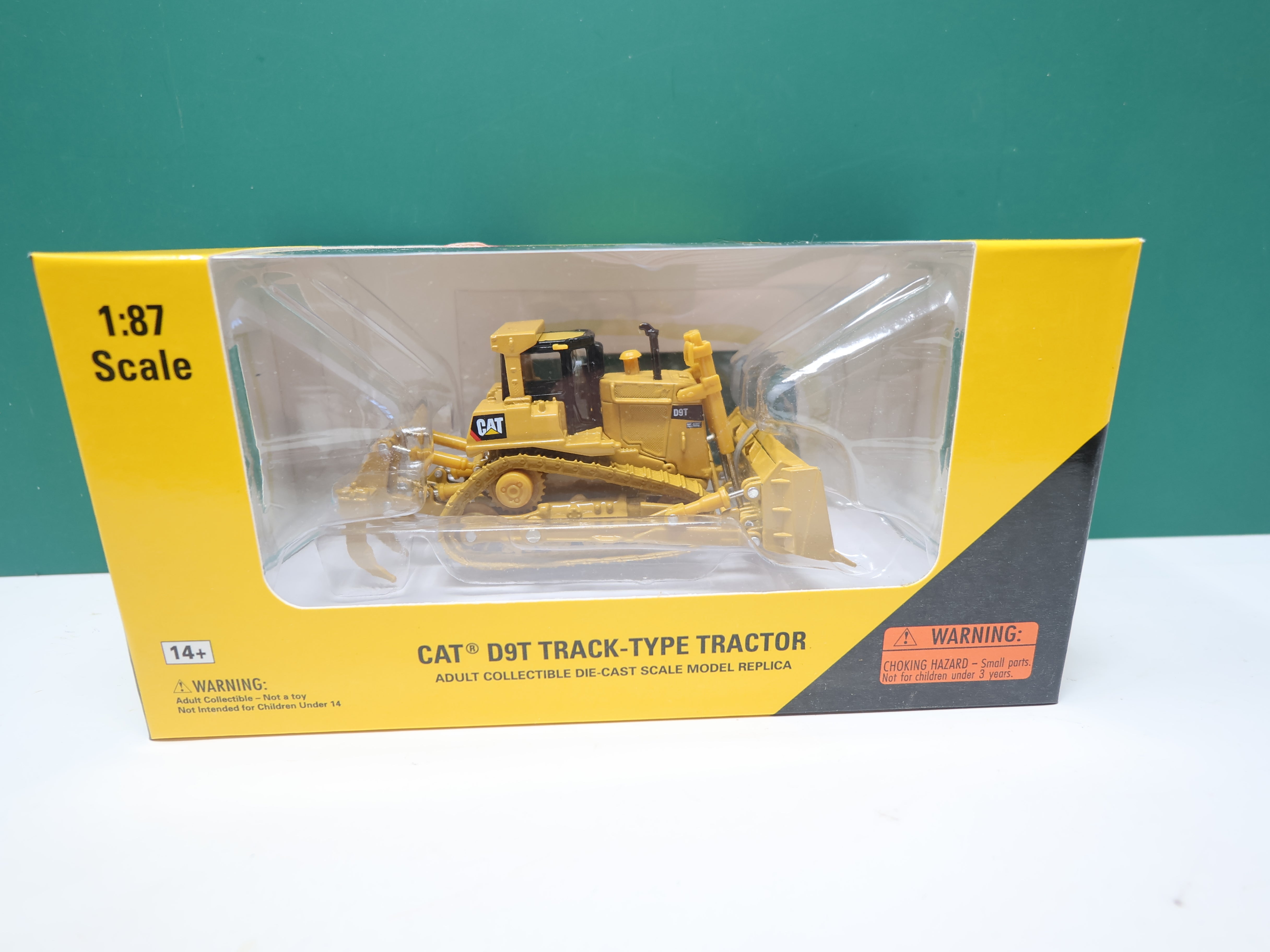 Norscot 55209 HO Scale, D9T Track Type Tractor, CAT