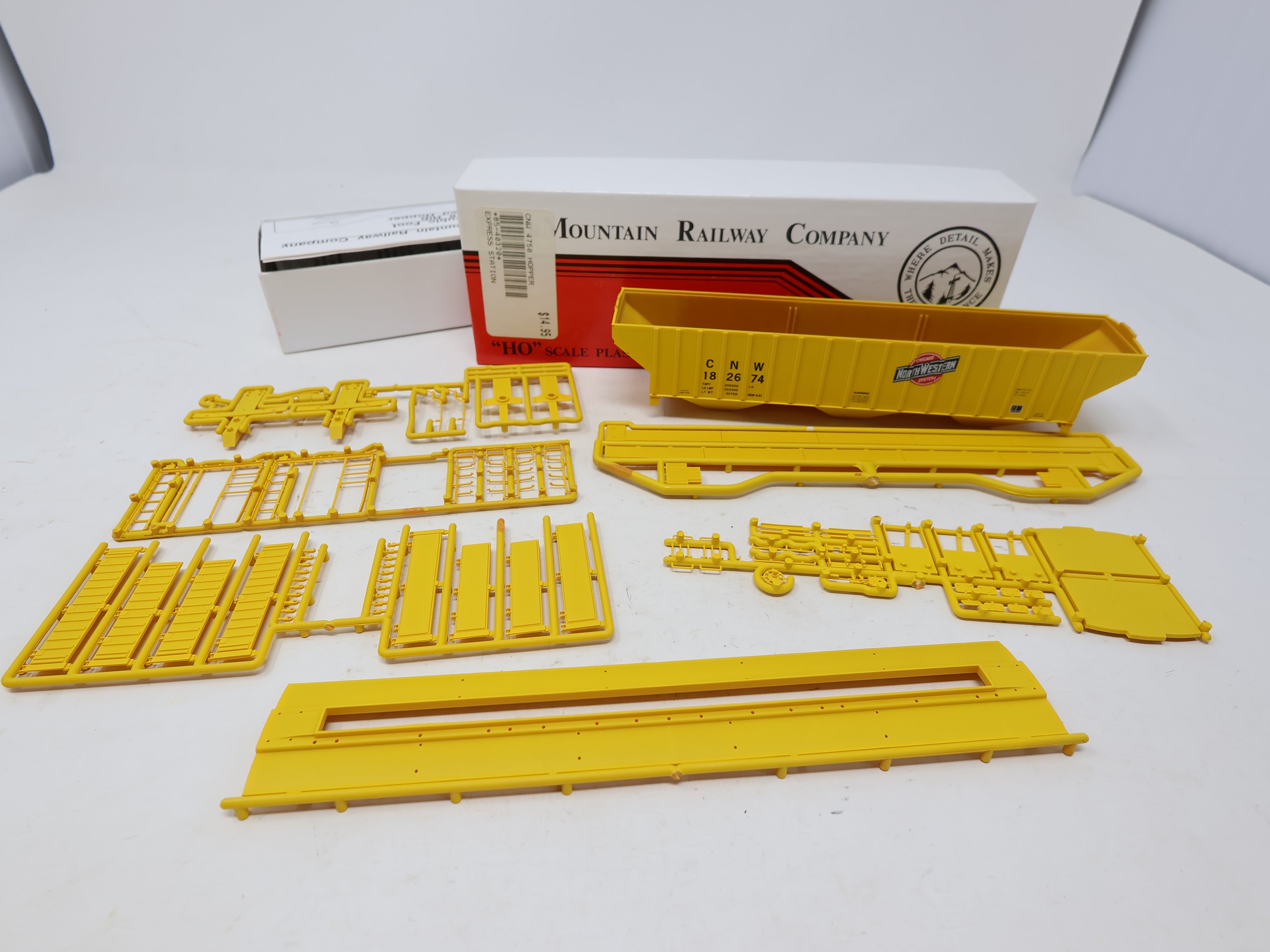 USED Intermountain 40320-17 HO Scale, 3 Bay Covered Hopper, Chicago & North Western CNW #182674 (KIT)