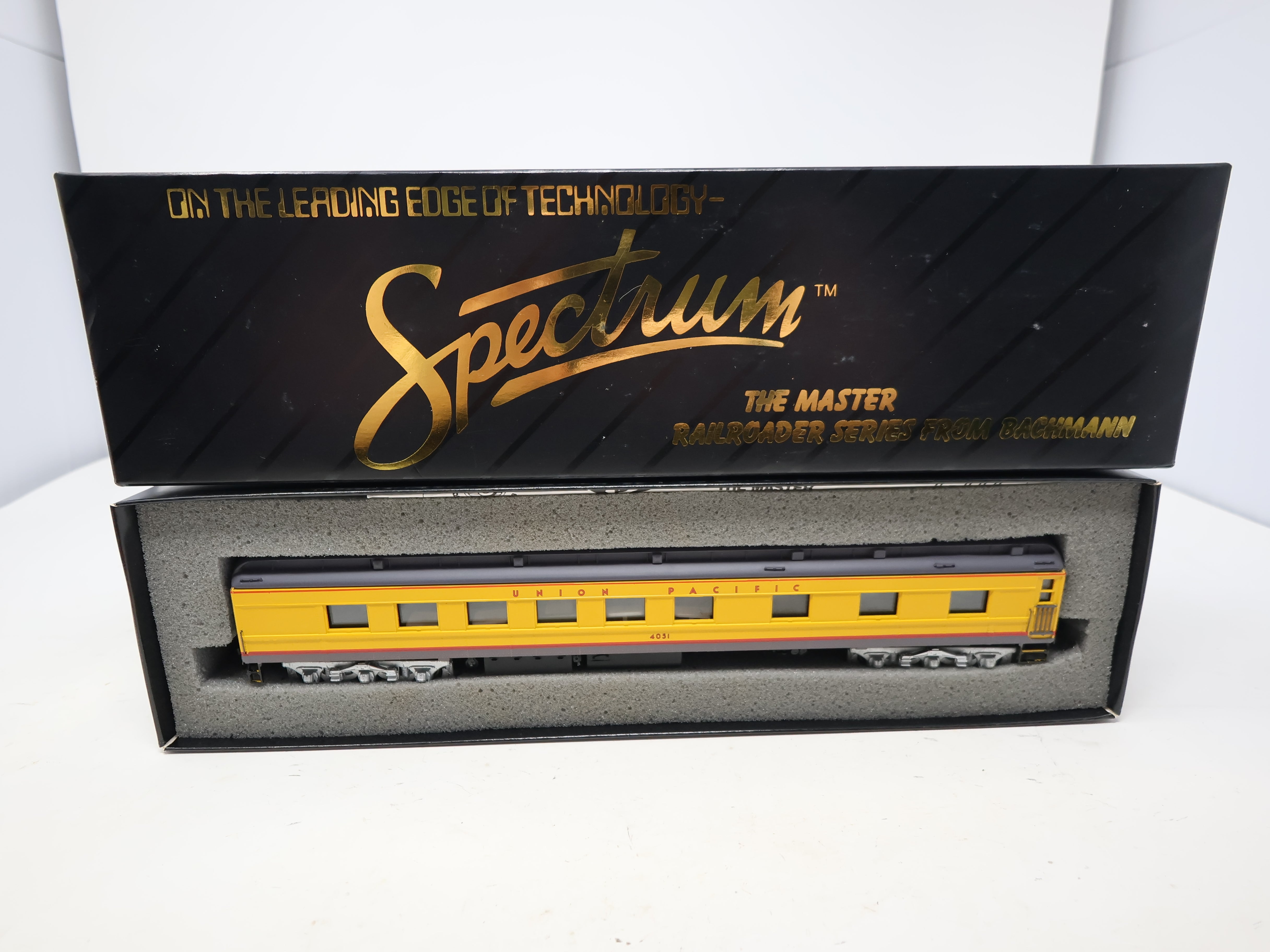 USED Bachmann 89024 HO Scale, Spectrum Diner Passenger Car, Union Pacific #4056