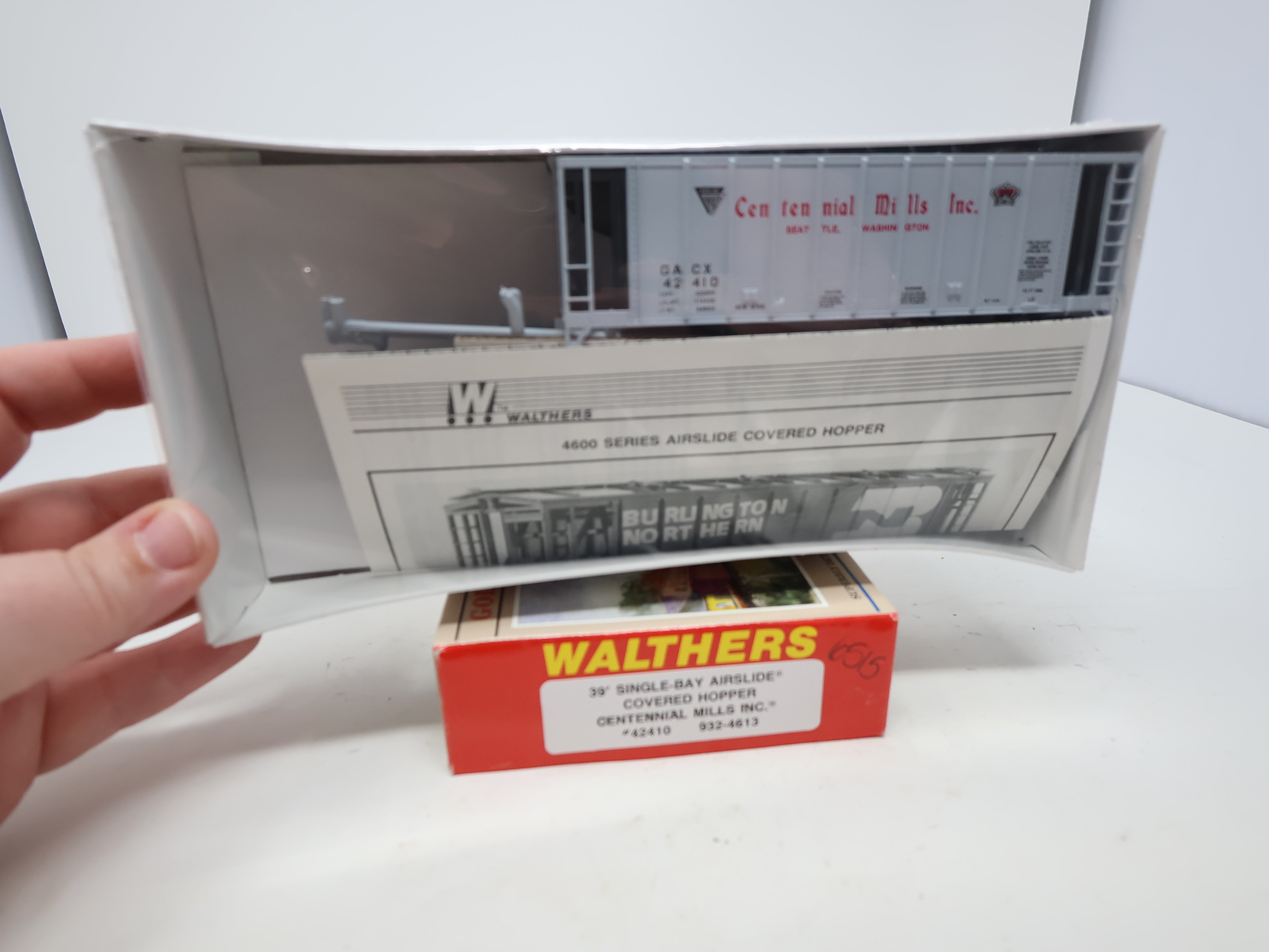 Walthers 932-4613 HO Scale, 39' Single Bay Airslide Covered Hopper, Centennial Mills GACX #42410, Sealed (KIT)