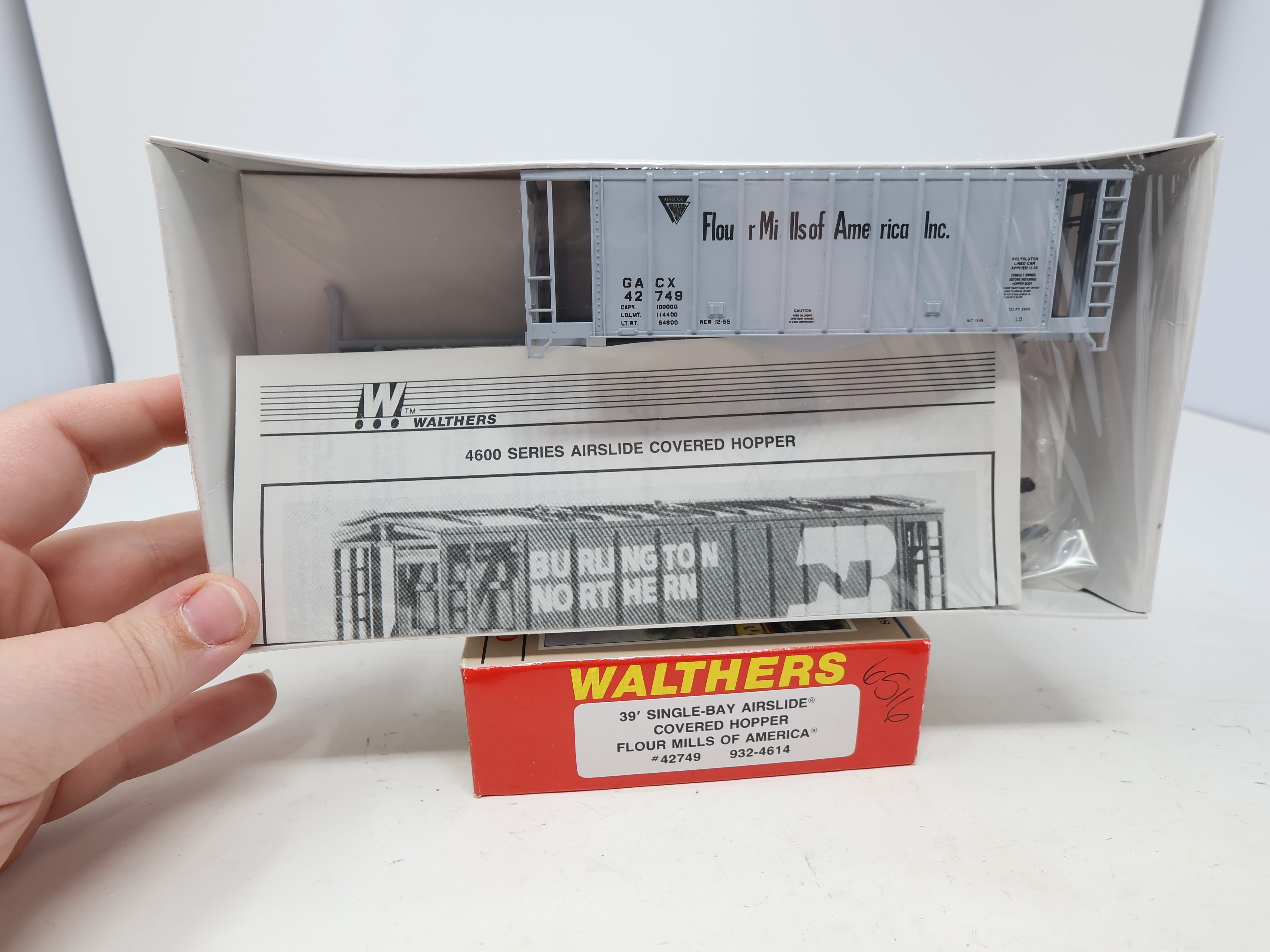 Walthers 932-4614 HO Scale, 39' Single Bay Airslide Covered Hopper, Flour Mills of America GACX #42749, Sealed (KIT)