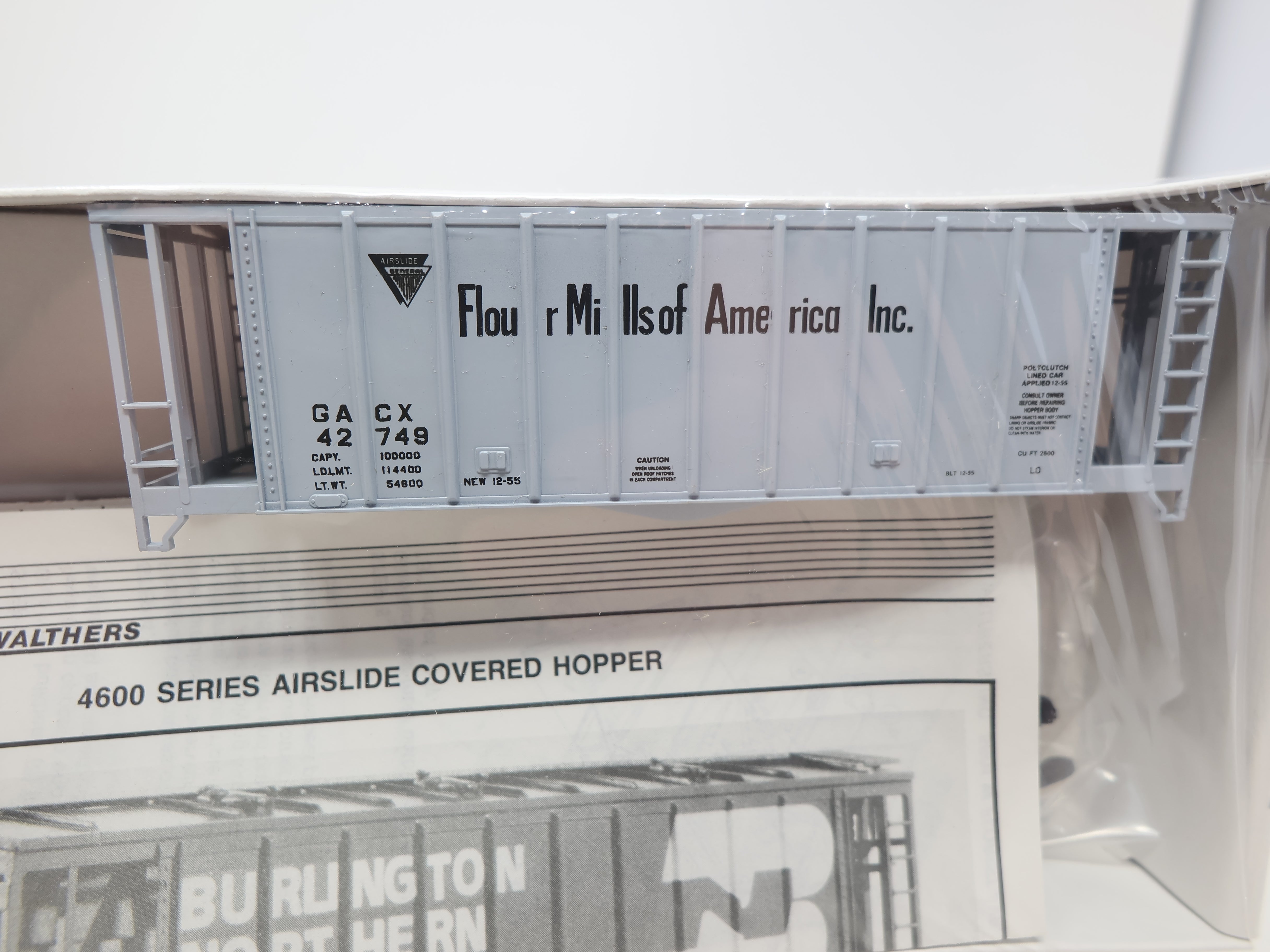 Walthers 932-4614 HO Scale, 39' Single Bay Airslide Covered Hopper, Flour Mills of America GACX #42749, Sealed (KIT)