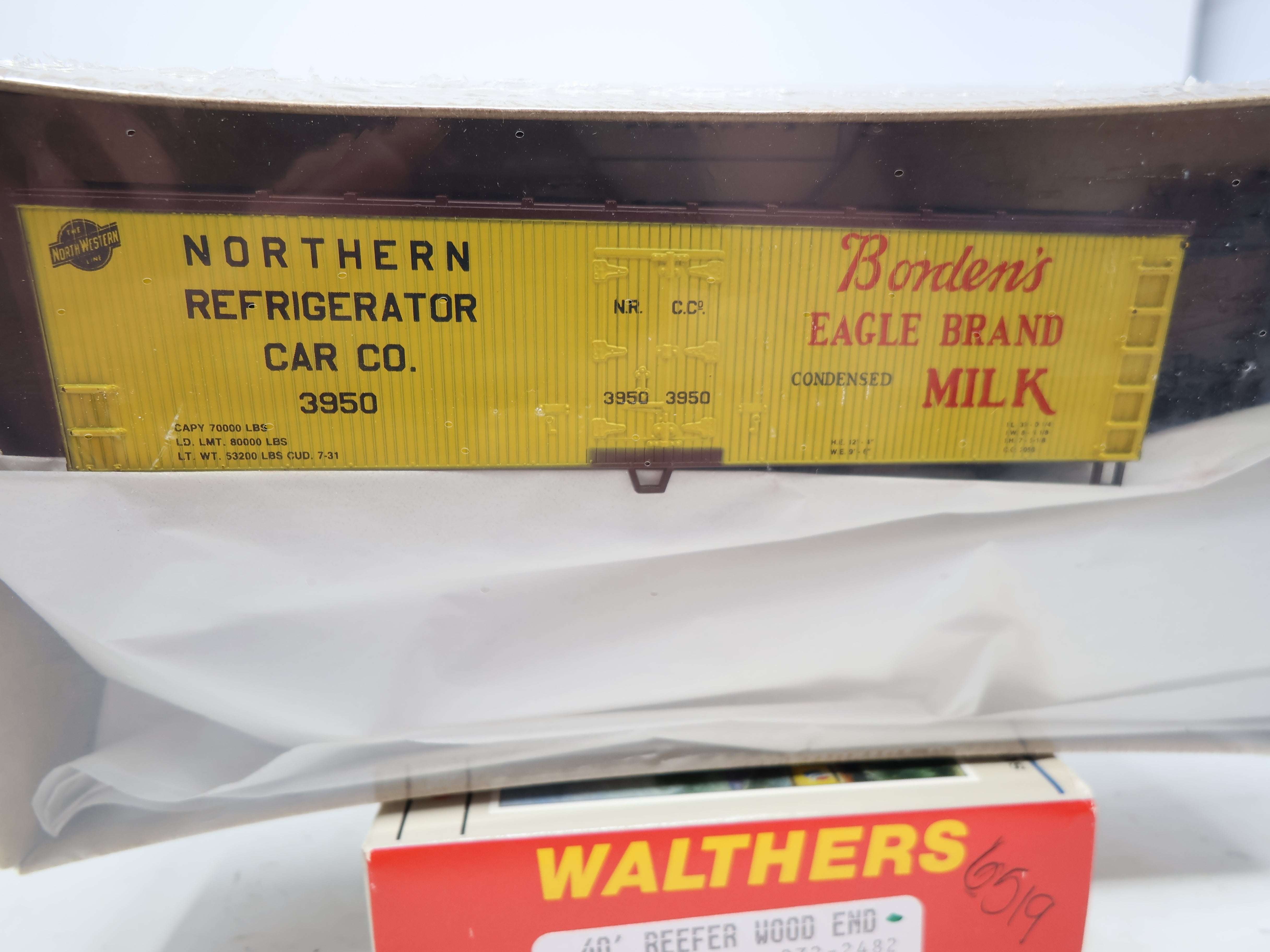 Walthers 932-2482 HO Scale, 40' Reefer Wood End Box Car, Bordens Milk #3950, Sealed (KIT)