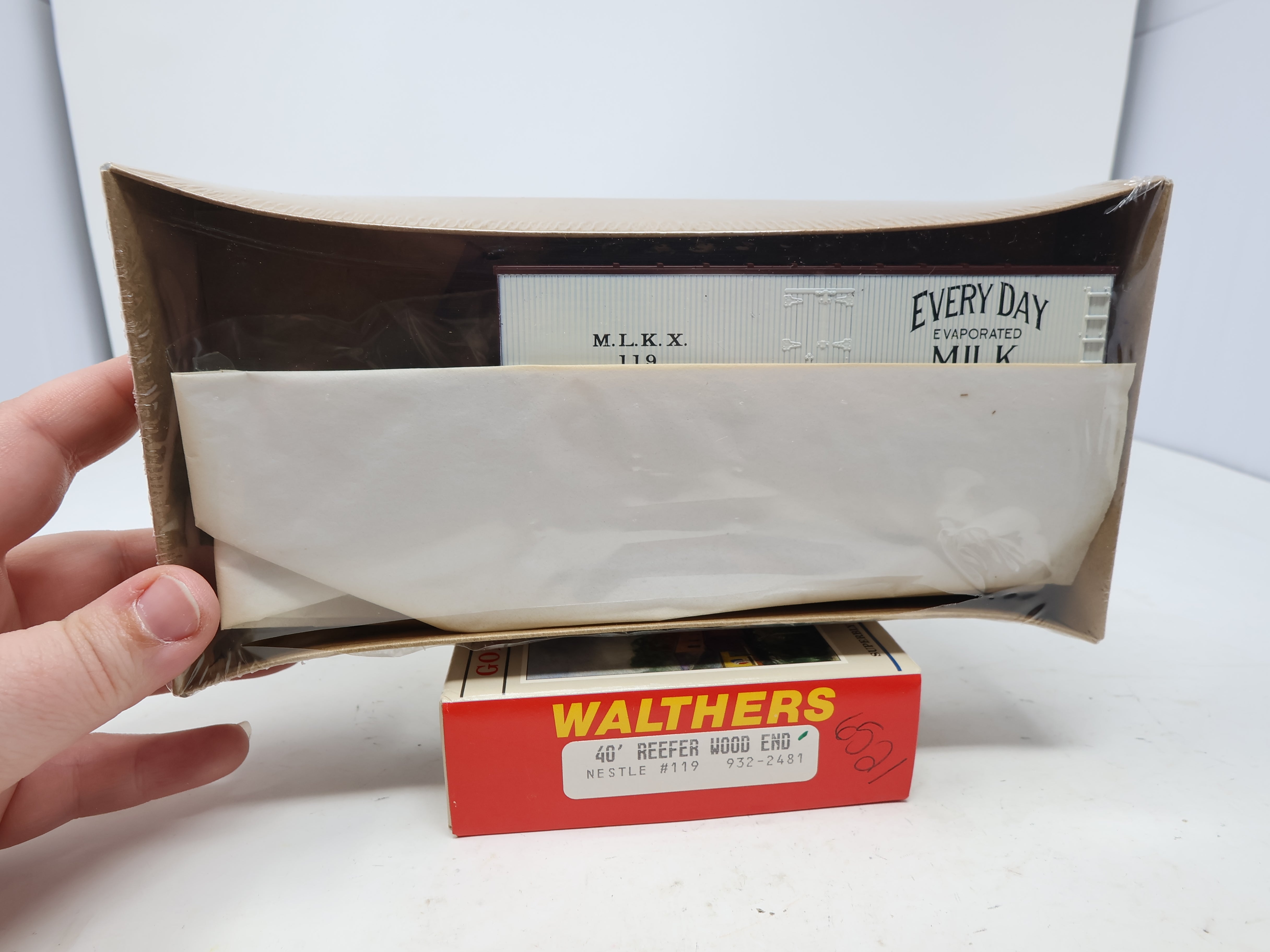 Walthers 932-2481 HO Scale, 40' Reefer Wood End Box Car, Nestle Transportation MLKK #119, Sealed (KIT)