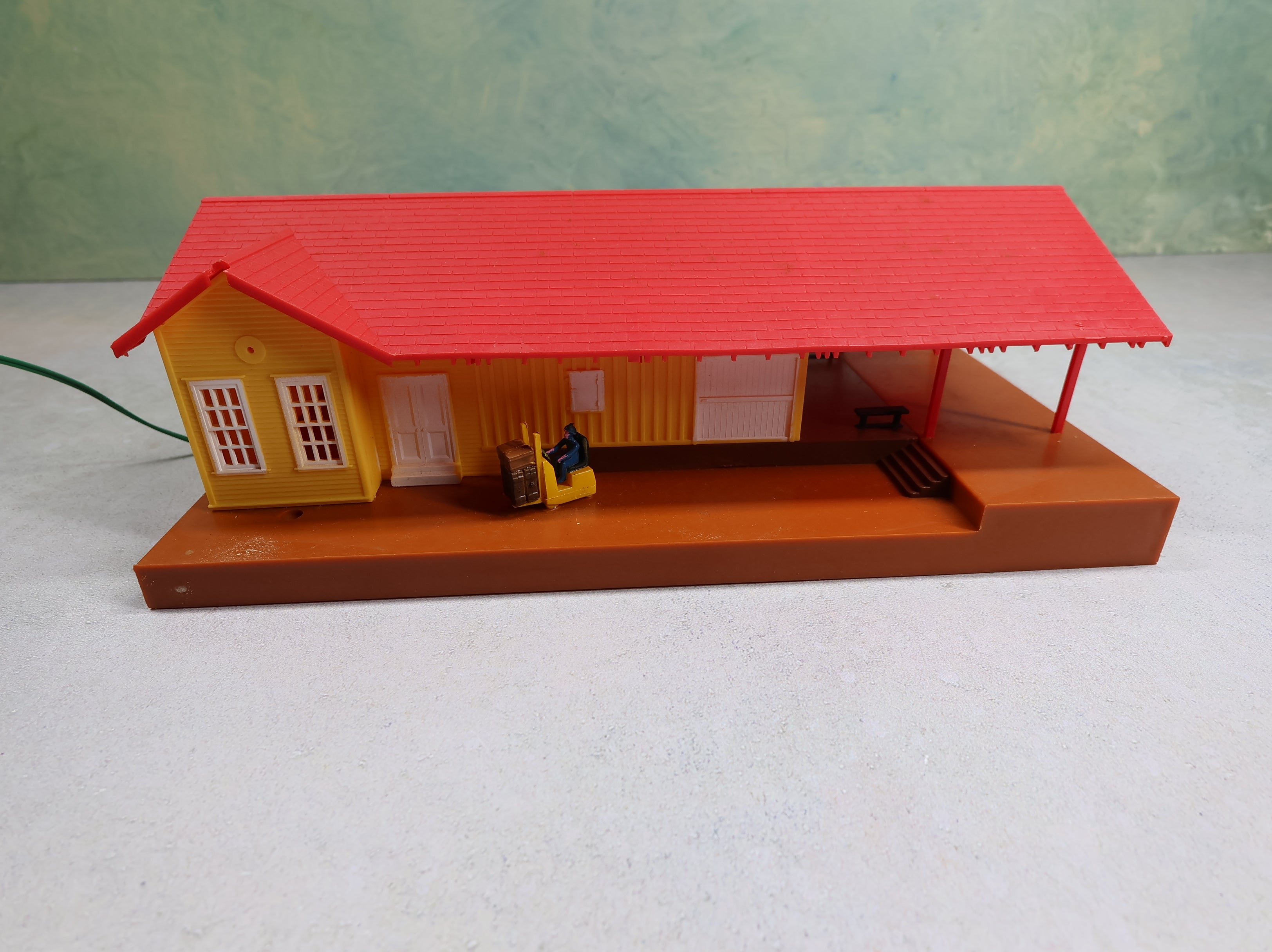 USED Bachmann HO Scale Lighted Freight Station - Grovemont