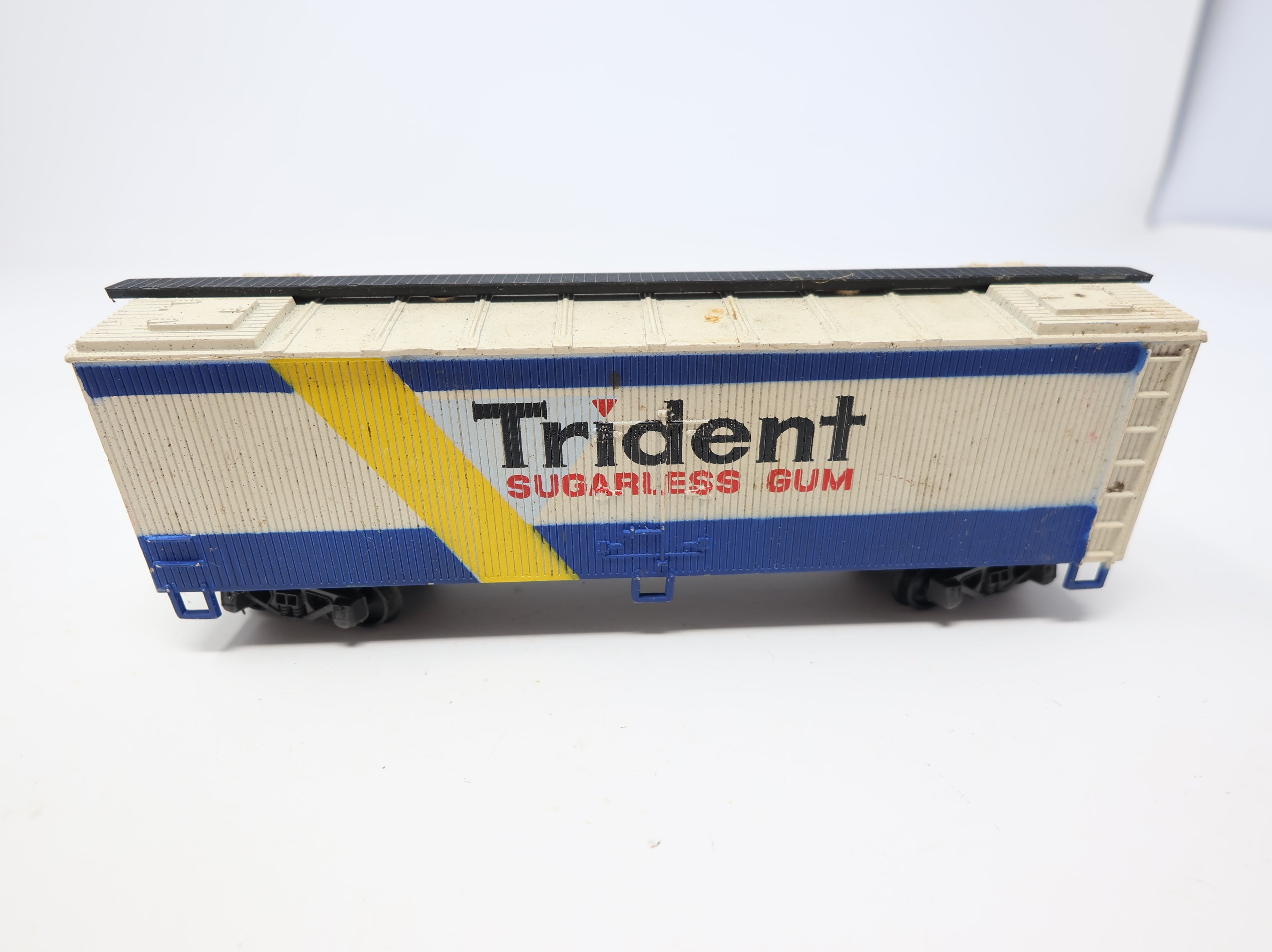 USED HO Scale Wooden Billboad Box Car Trident Gum