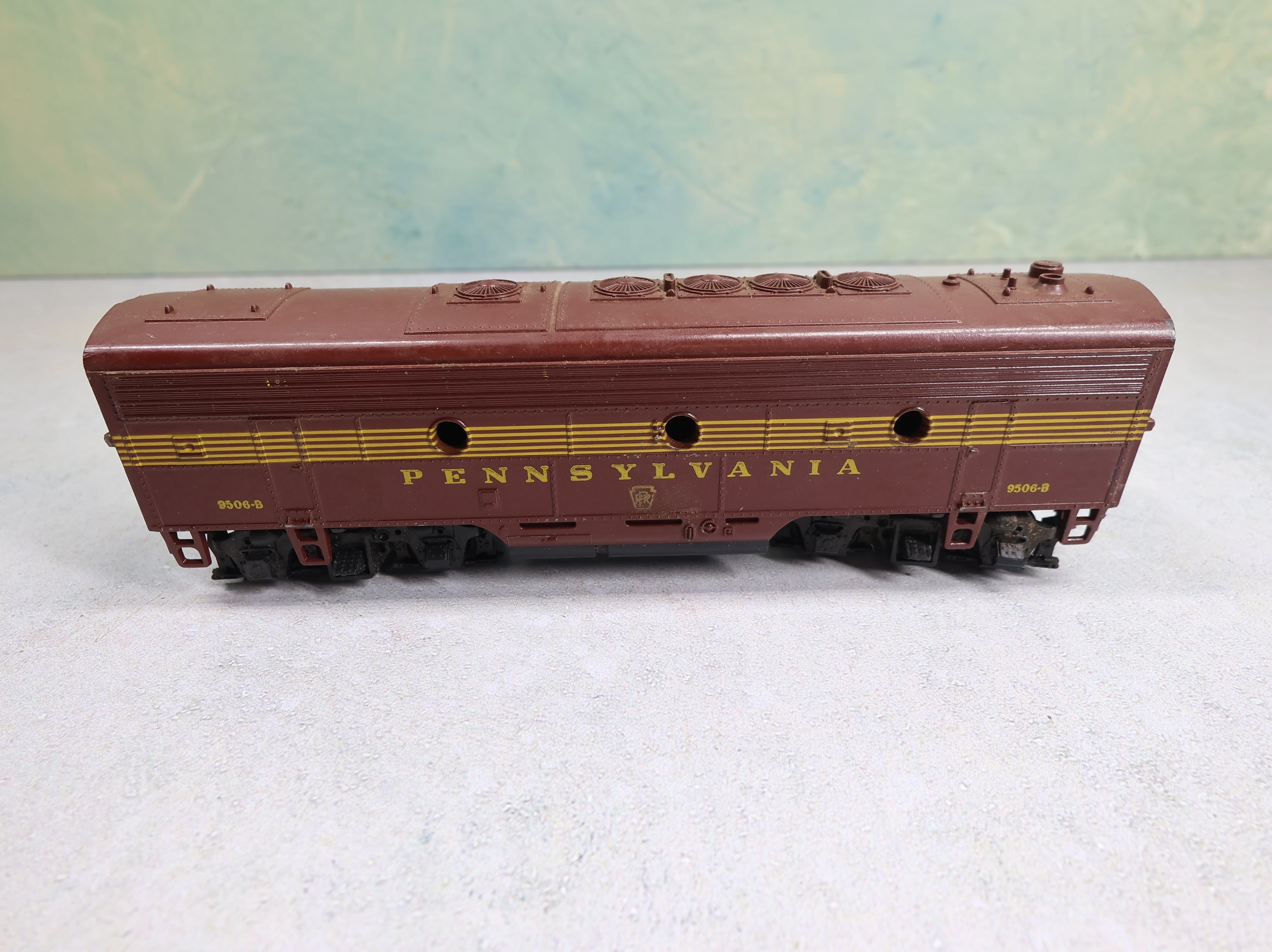 USED HO Scale Diesel Locomotive B Unit Pennsylvania #9506-B Unpowered