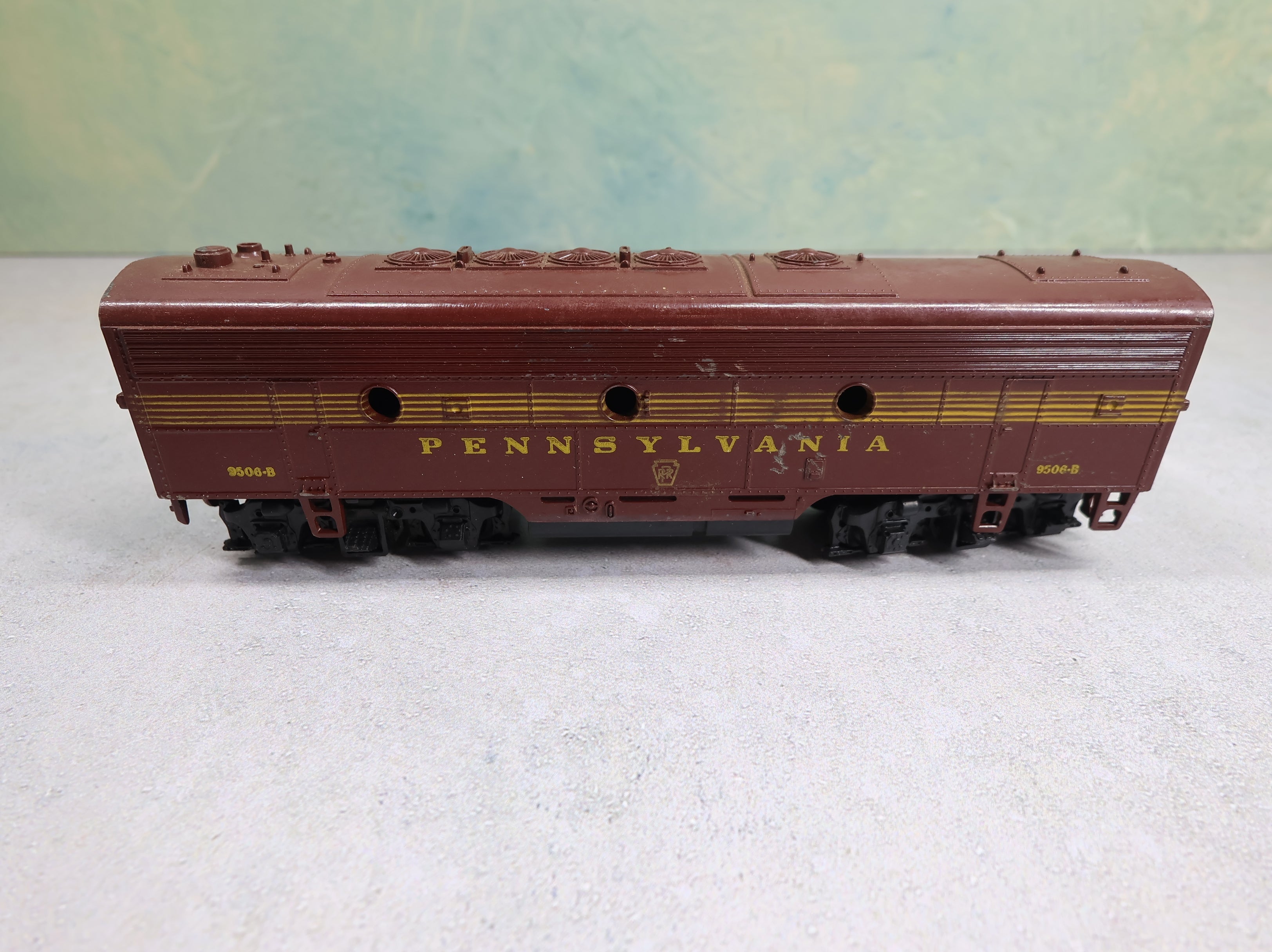 USED HO Scale Diesel Locomotive B Unit Pennsylvania #9506-B Unpowered