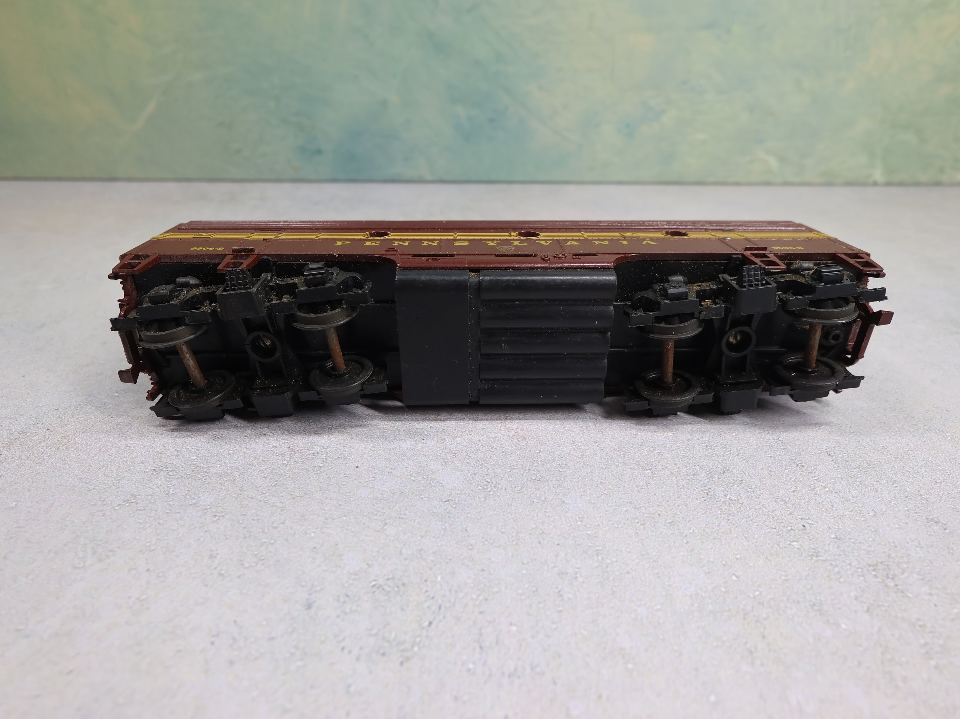 USED HO Scale Diesel Locomotive B Unit Pennsylvania #9506-B Unpowered