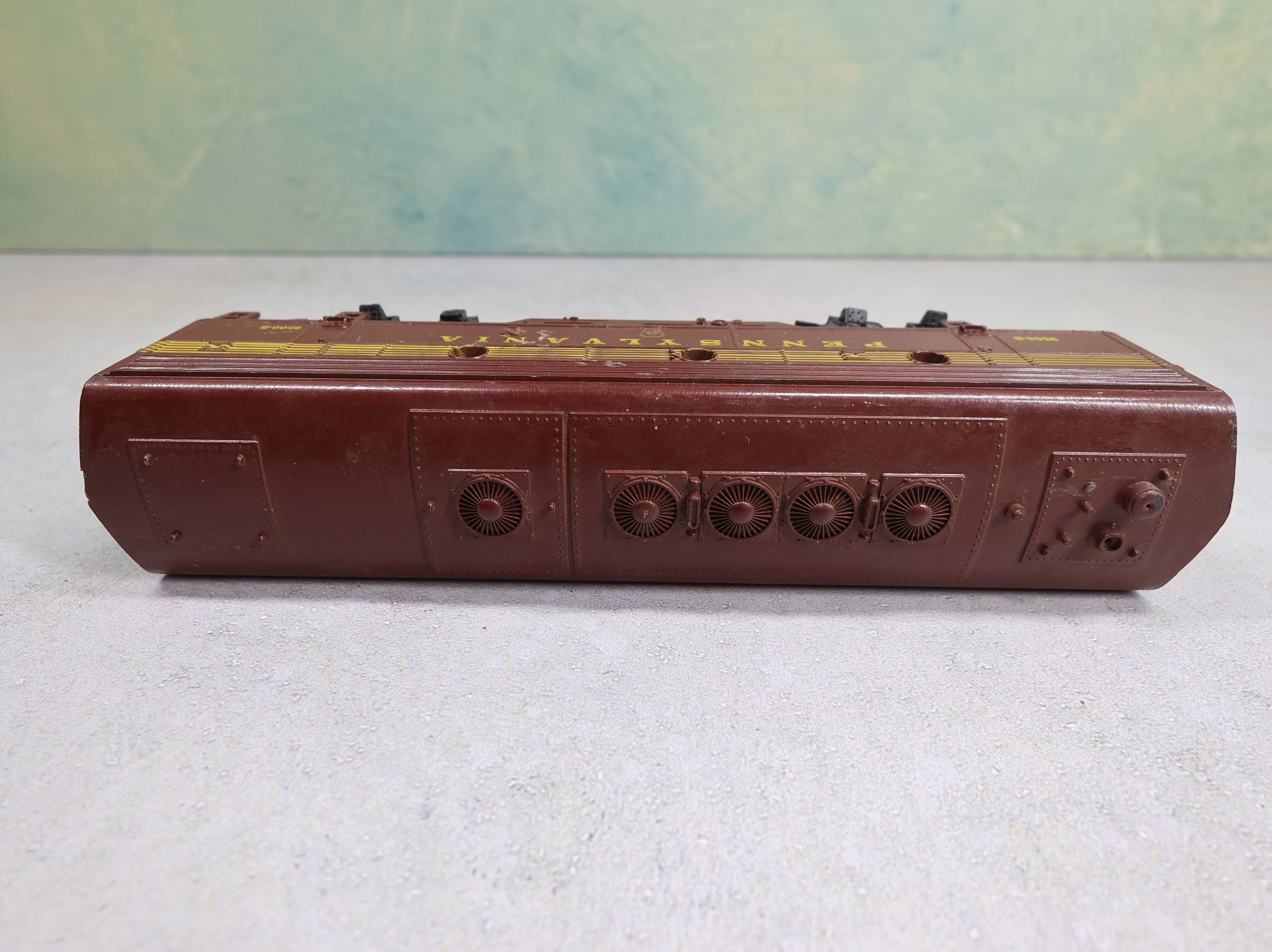 USED HO Scale Diesel Locomotive B Unit Pennsylvania #9506-B Unpowered