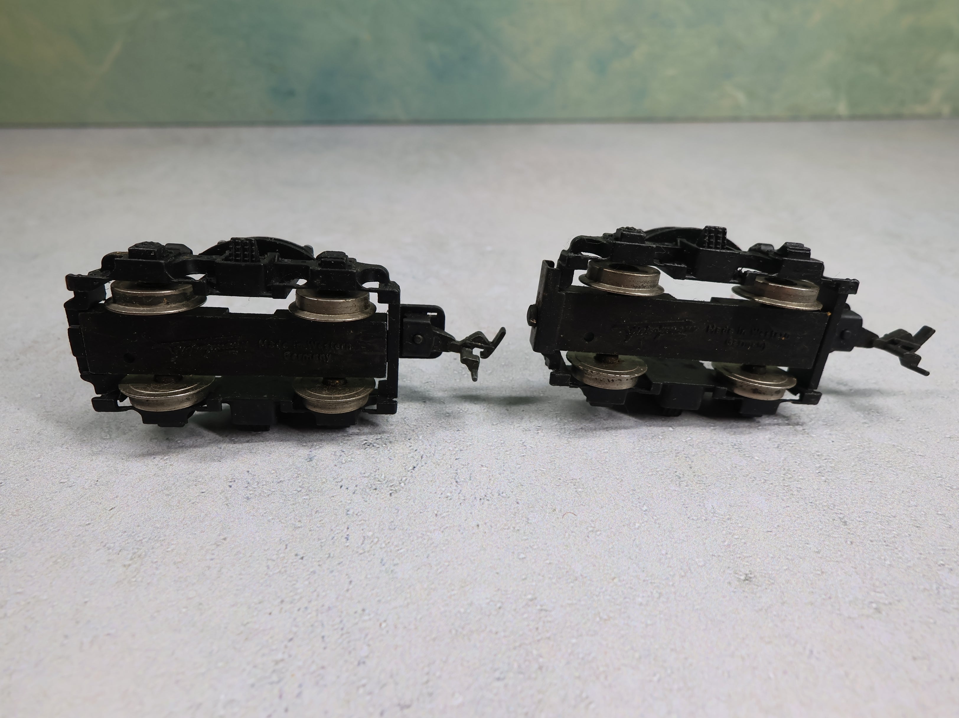 USED Fleischmann HO Scale Trucks with Horn-Hook Couplers