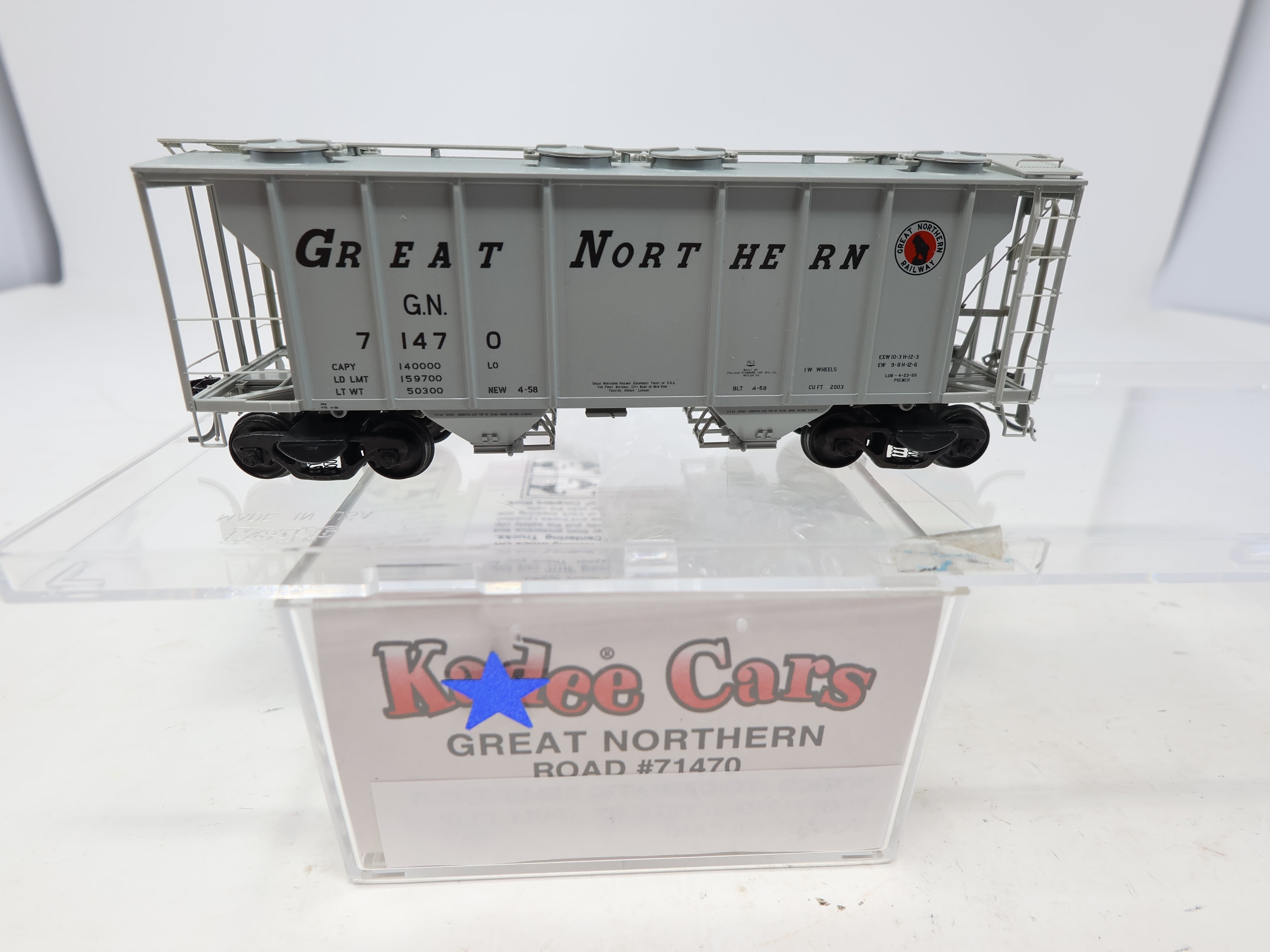 USED Kadee 8013 HO Scale, PS-2 Covered Hopper, Great Northern GN #71470