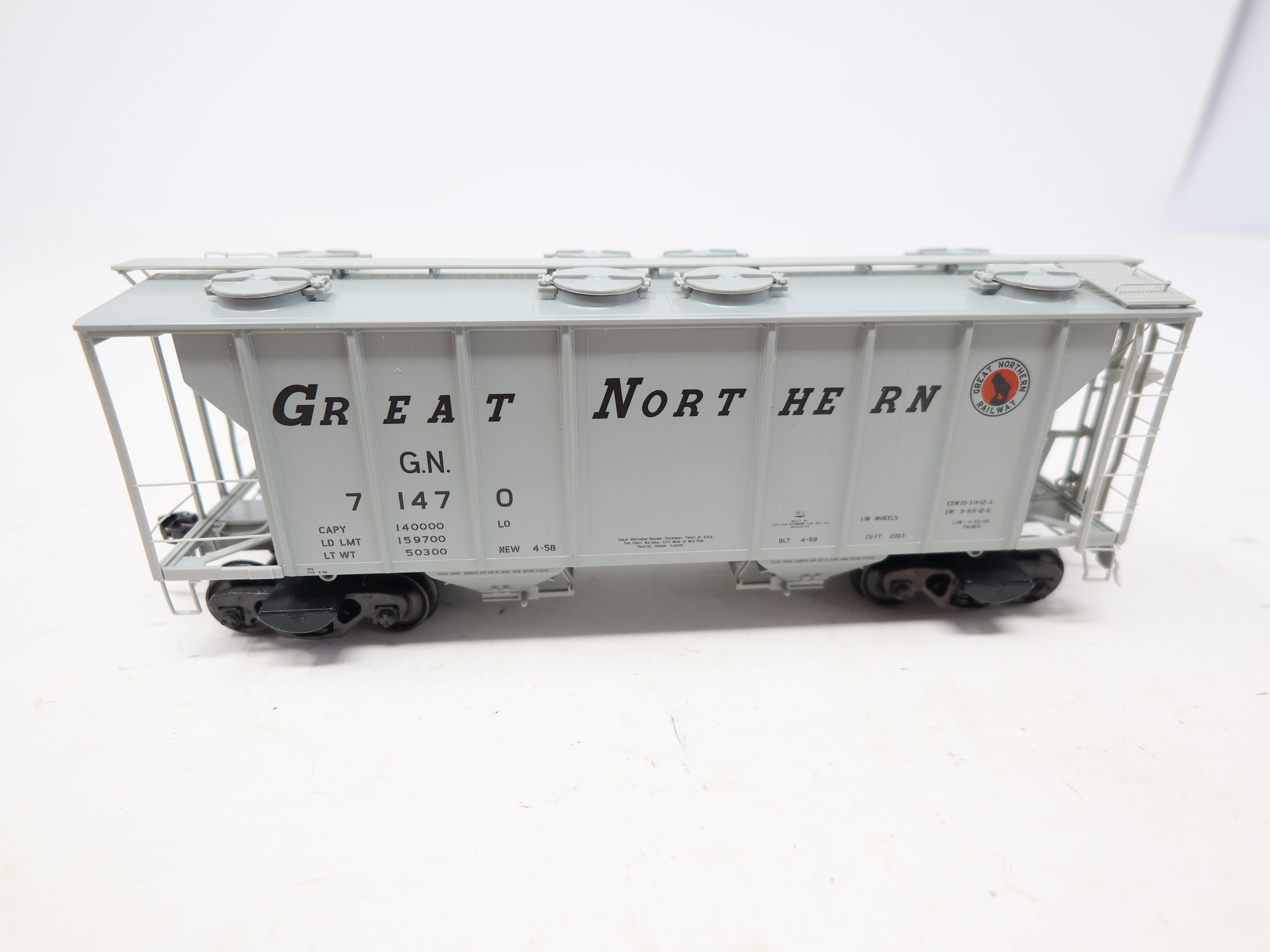 USED Kadee 8013 HO Scale, PS-2 Covered Hopper, Great Northern GN #71470