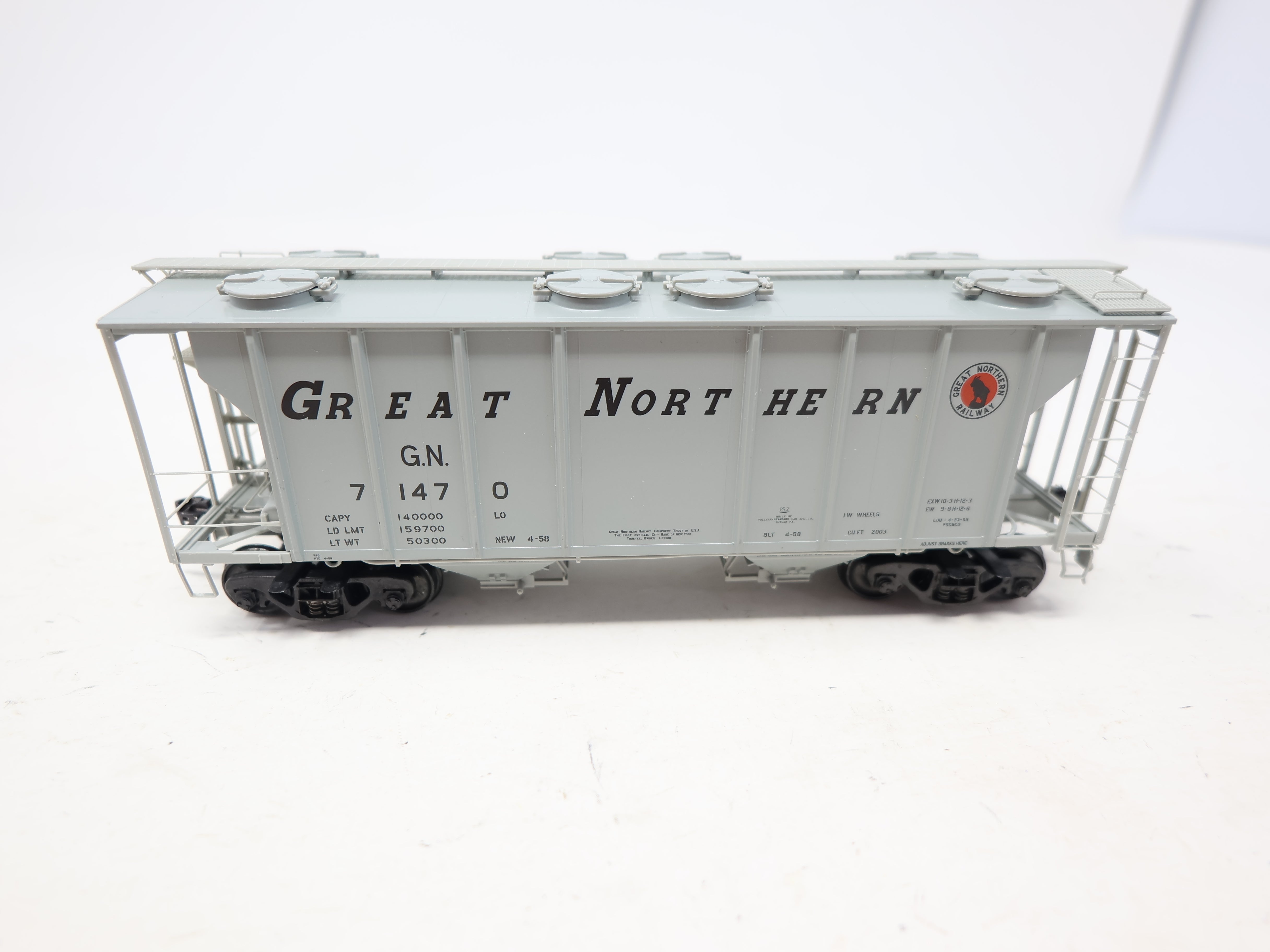 USED Kadee 8013 HO Scale, PS-2 Covered Hopper, Great Northern GN #71470