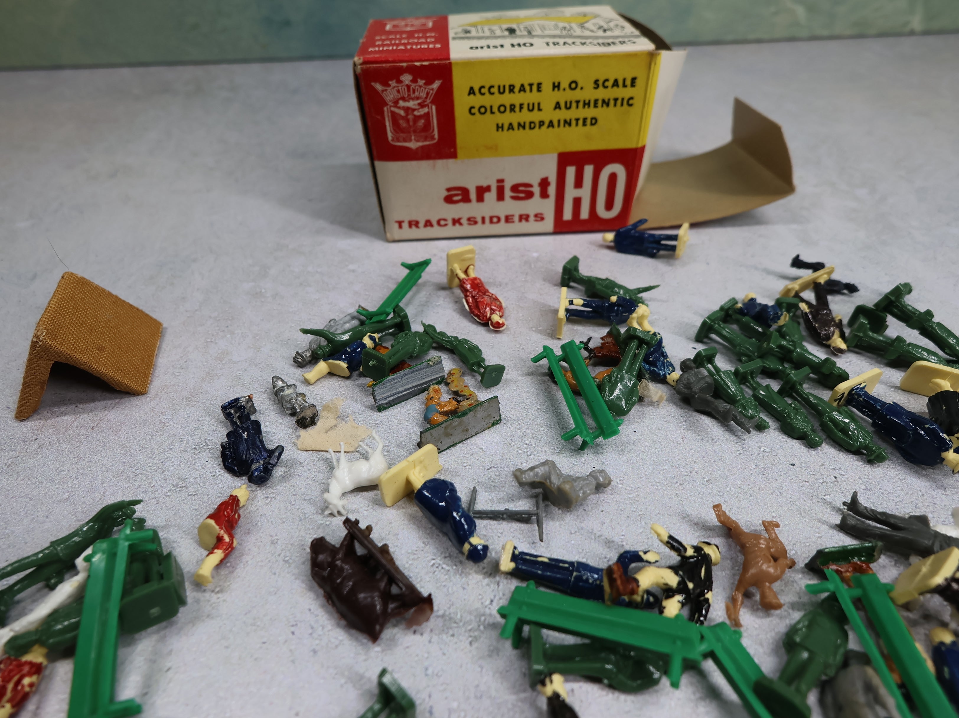 USED Aristo-Craft HO Scale Tracksiders Handpainted People & More