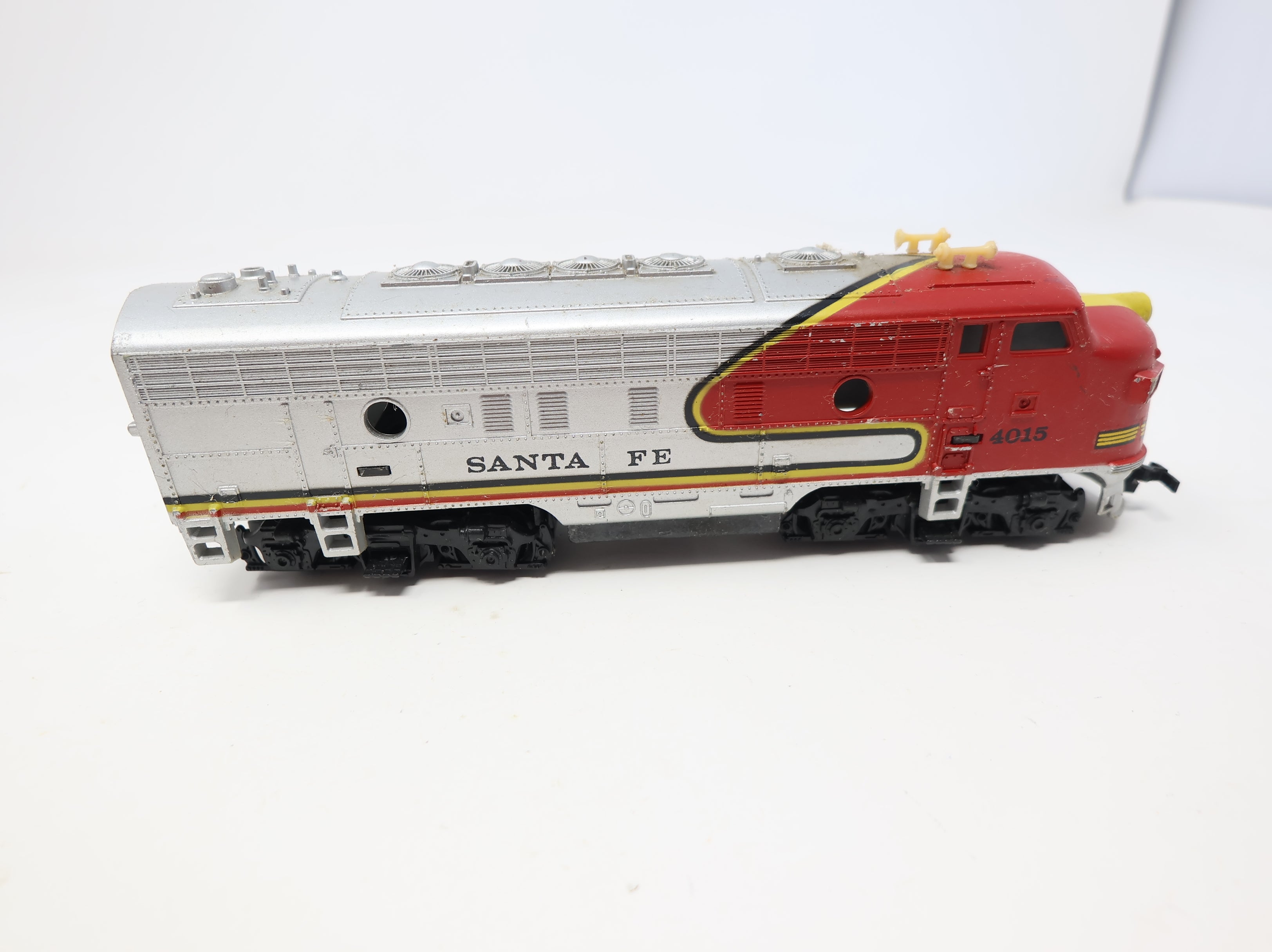 USED Tyco HO Scale F7A Diesel Locomotive Santa Fe #4015 Unpowered