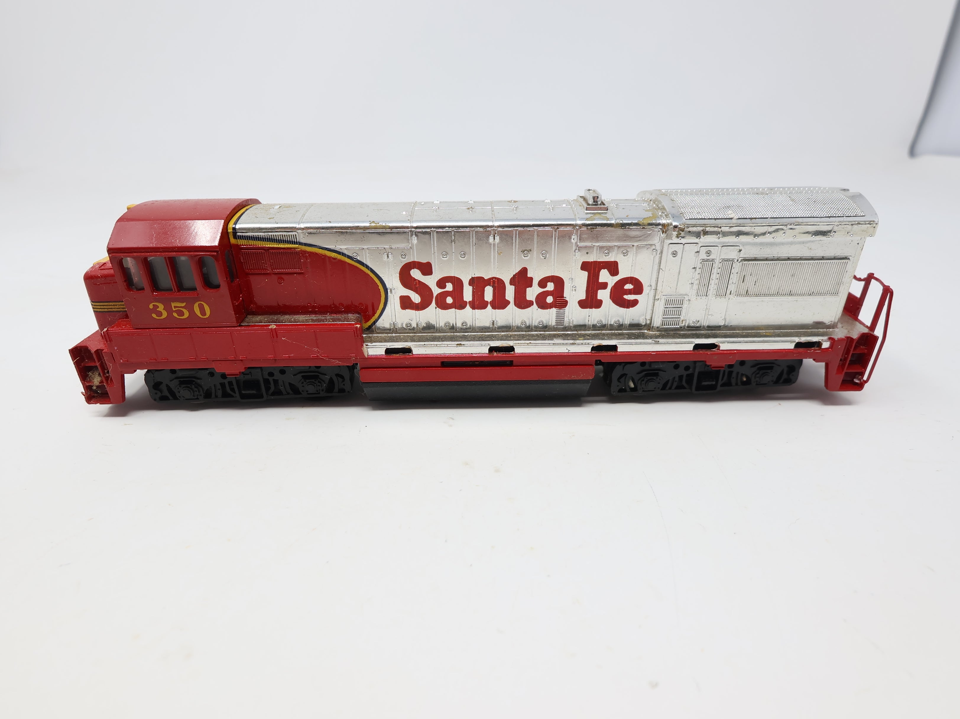 USED Bachmann HO Scale U26B Diesel Locomotive Santa Fe #350 Parts/Repairs DC