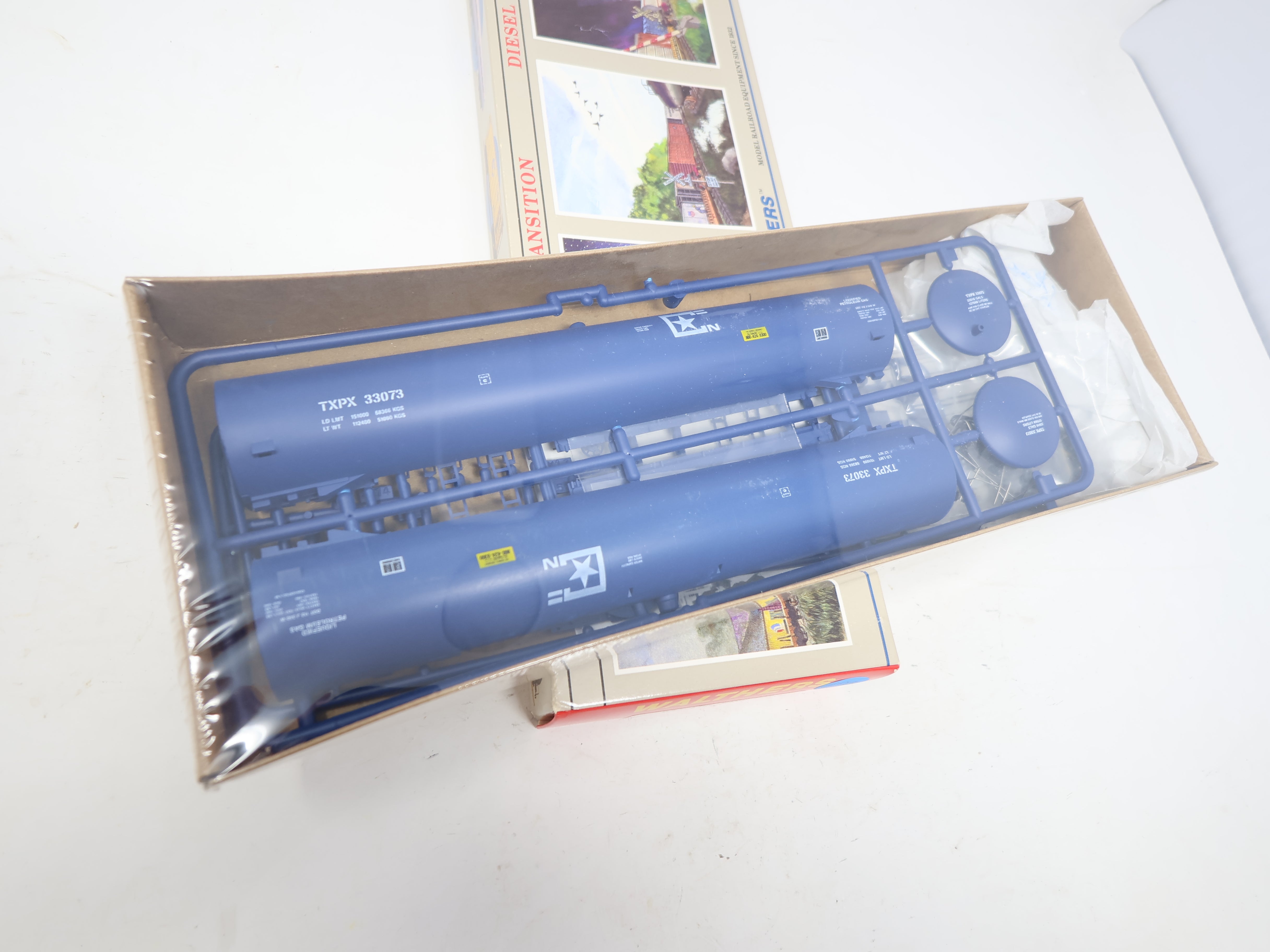 Walthers 932-5253 HO Scale, 65' LPG Tank Car, Sealed, TXPX #33073 (KIT)