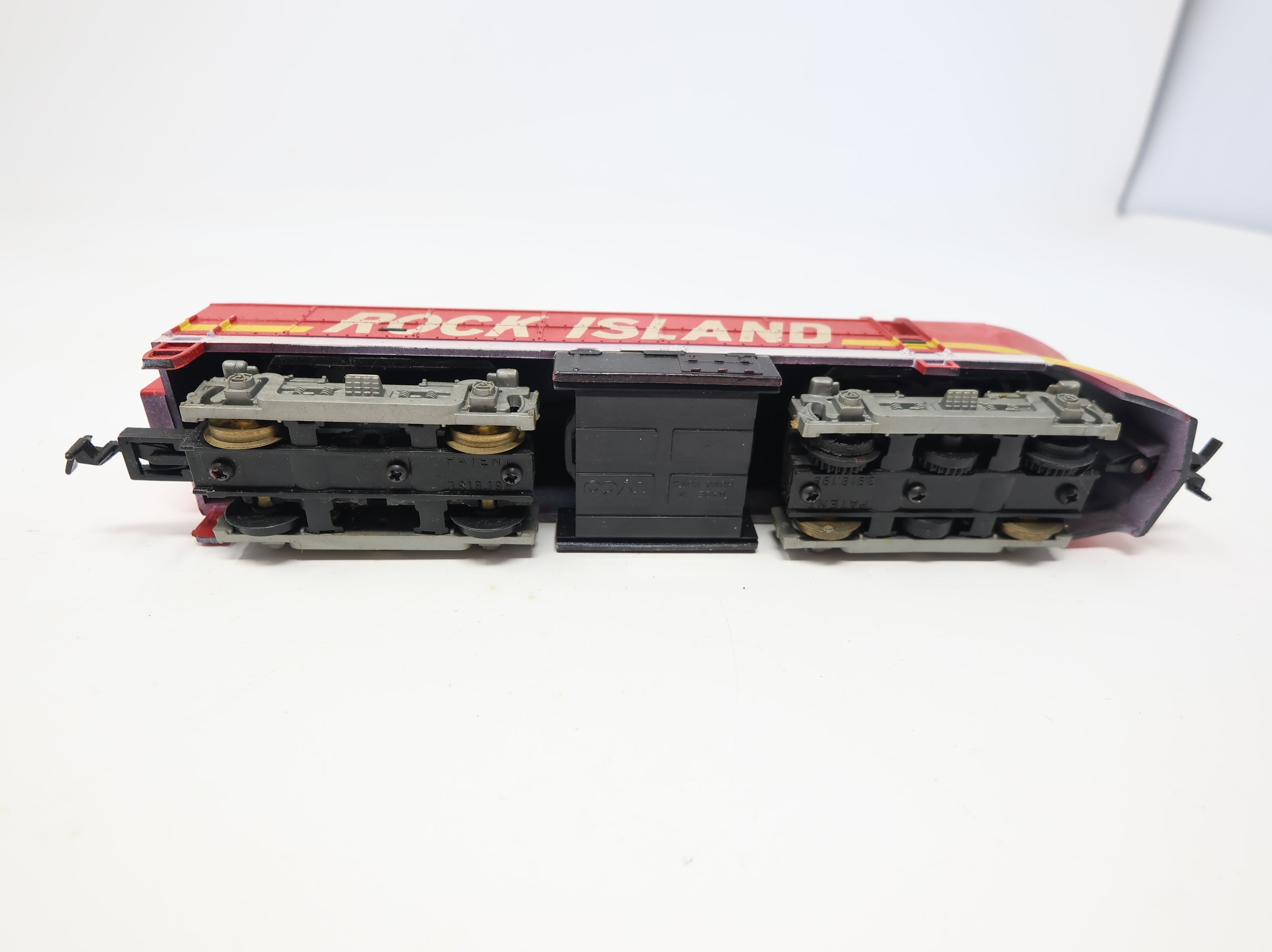 USED Tyco HO Scale Sharknose Diesel Locomotive Rock Island DC