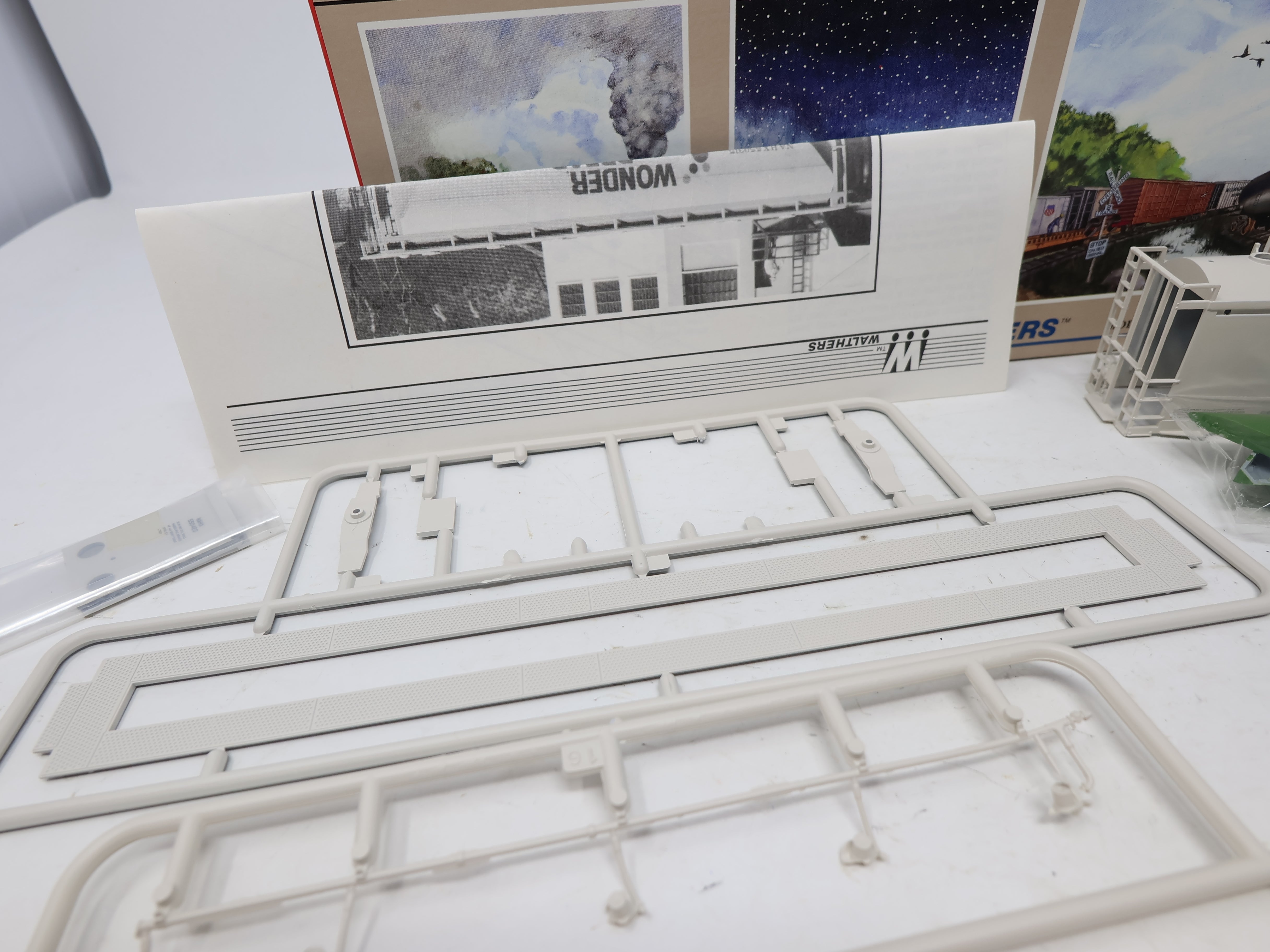 USED Walthers 932-5803 HO Scale, PD Covered Hopper, Grace NAHX #550423 (KIT)