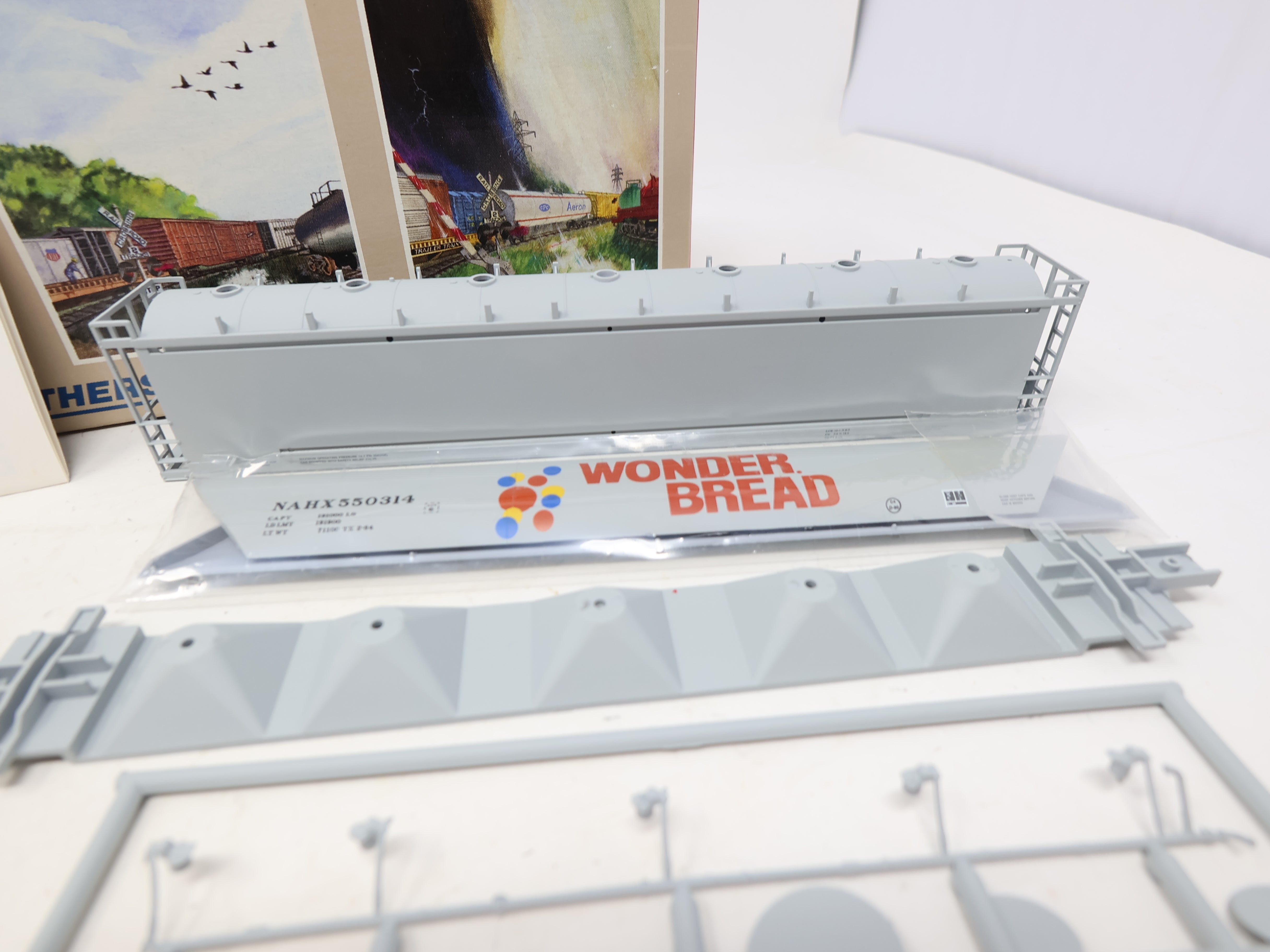 USED Walthers 932-5802 HO Scale, PD Covered Hopper, Wonder / Hostess NAHX #550314 (KIT)