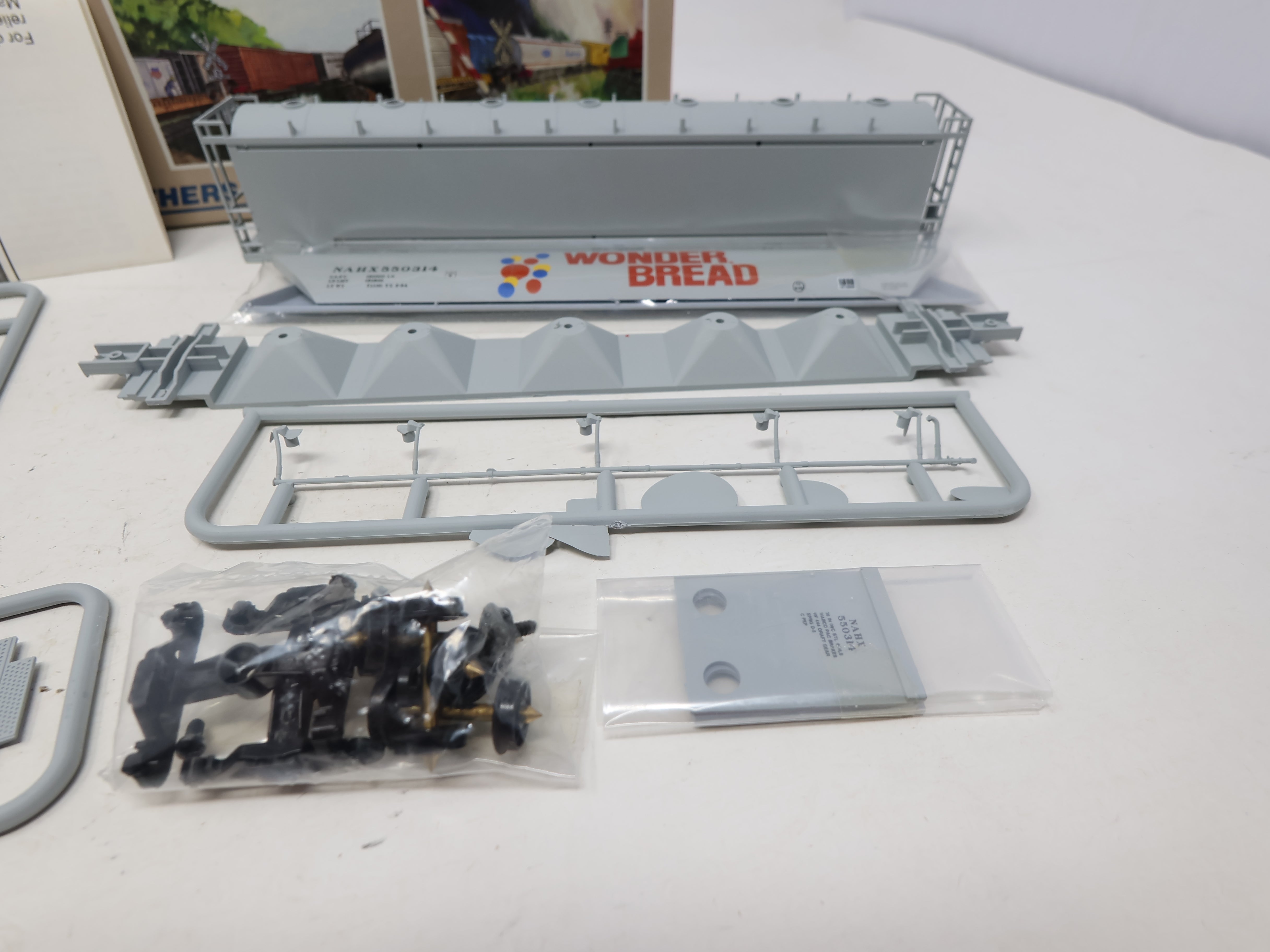 USED Walthers 932-5802 HO Scale, PD Covered Hopper, Wonder / Hostess NAHX #550314 (KIT)