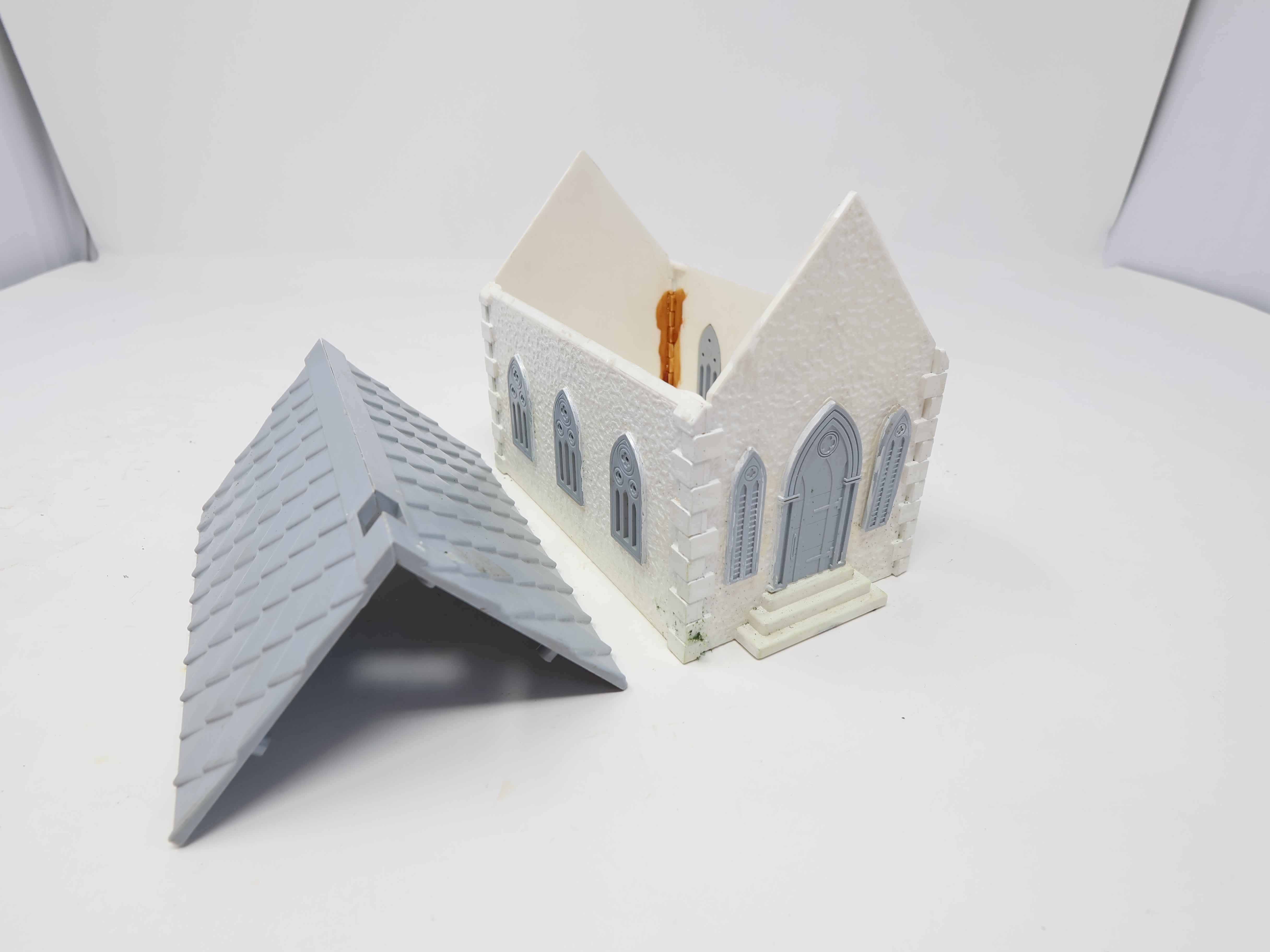 USED O, White Church (Missing Roof Details)