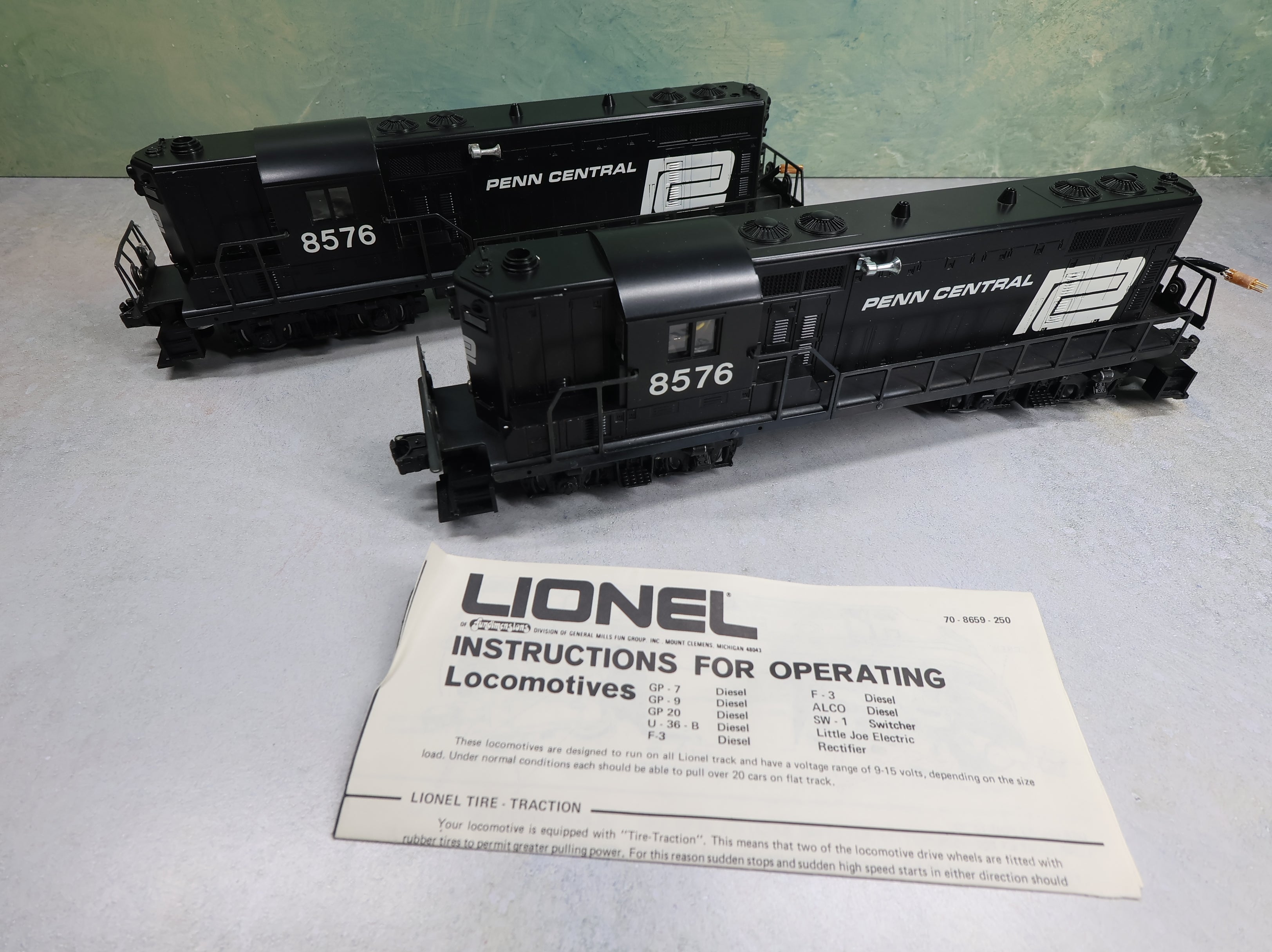 USED Lionel O Set of GP-7 Diesel Locomotives Penn Central #8576 Parts/Repairs (2 pcs)