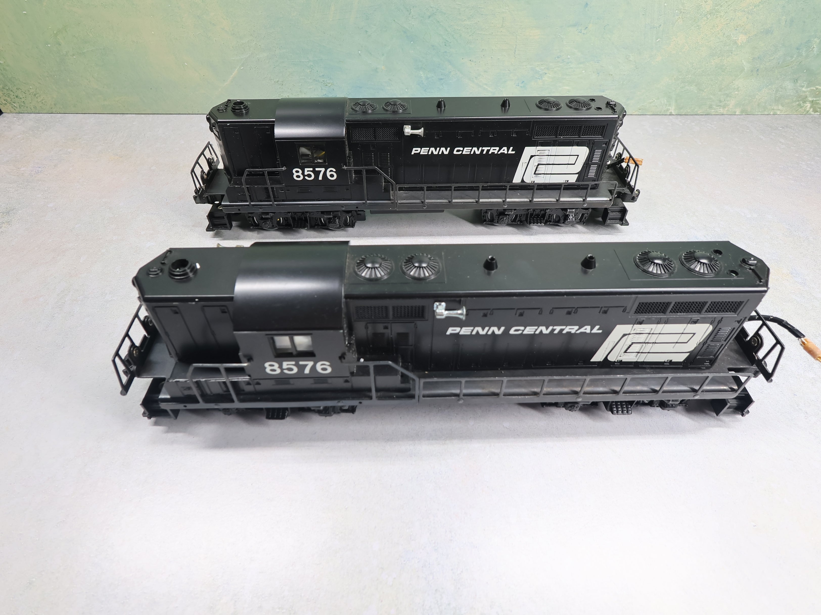 USED Lionel O Set of GP-7 Diesel Locomotives Penn Central #8576 Parts/Repairs (2 pcs)