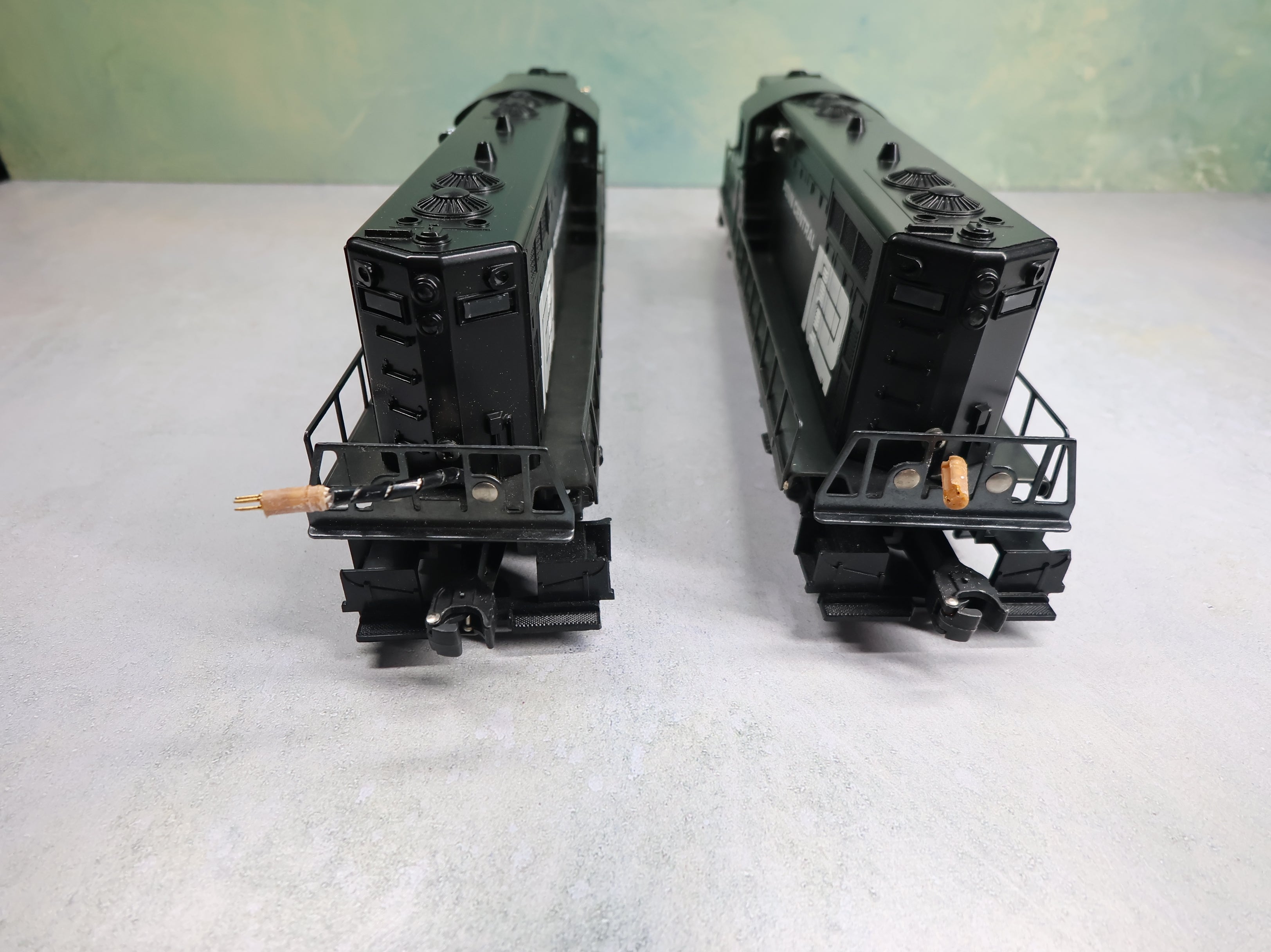 USED Lionel O Set of GP-7 Diesel Locomotives Penn Central #8576 Parts/Repairs (2 pcs)