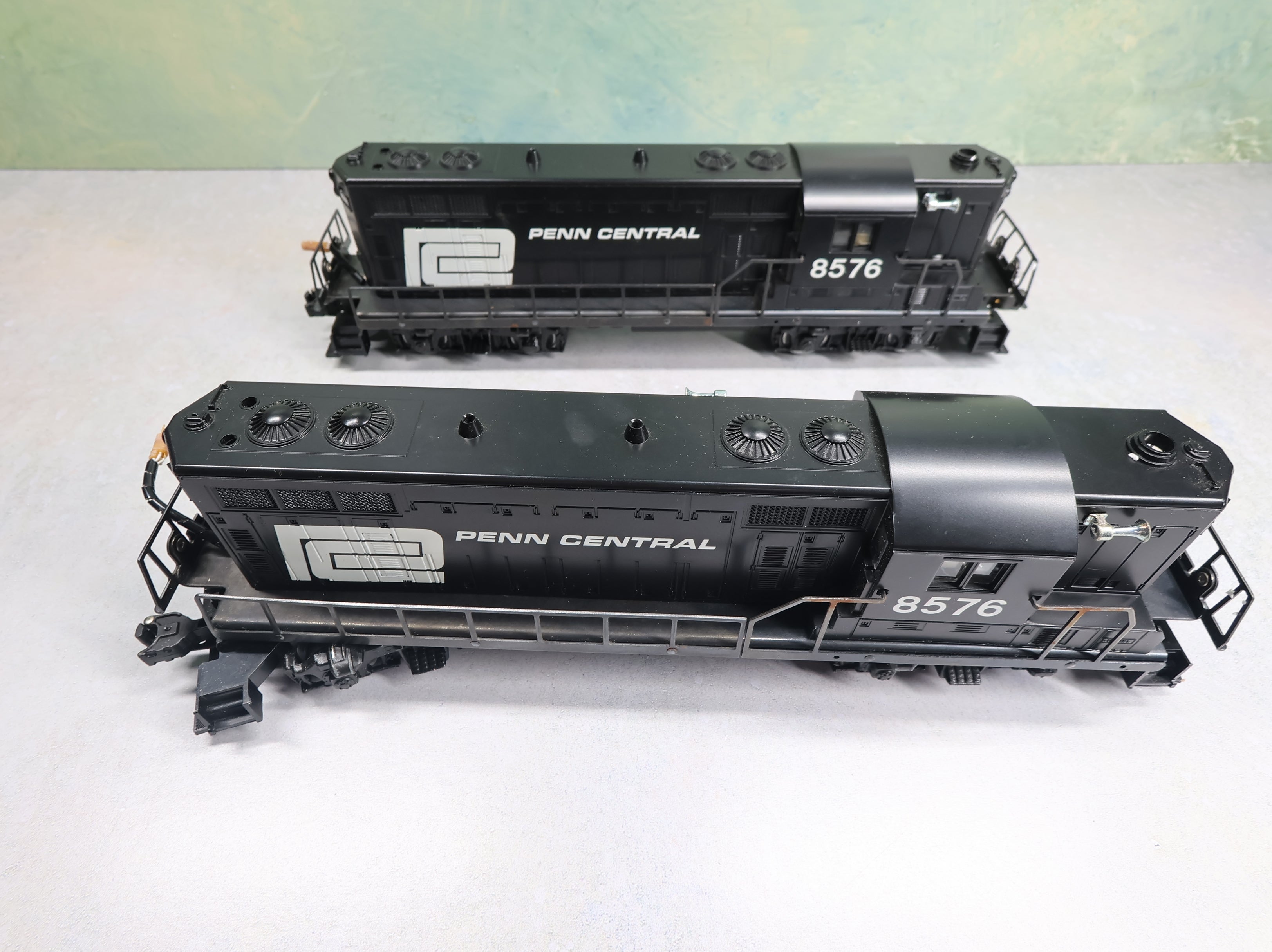 USED Lionel O Set of GP-7 Diesel Locomotives Penn Central #8576 Parts/Repairs (2 pcs)