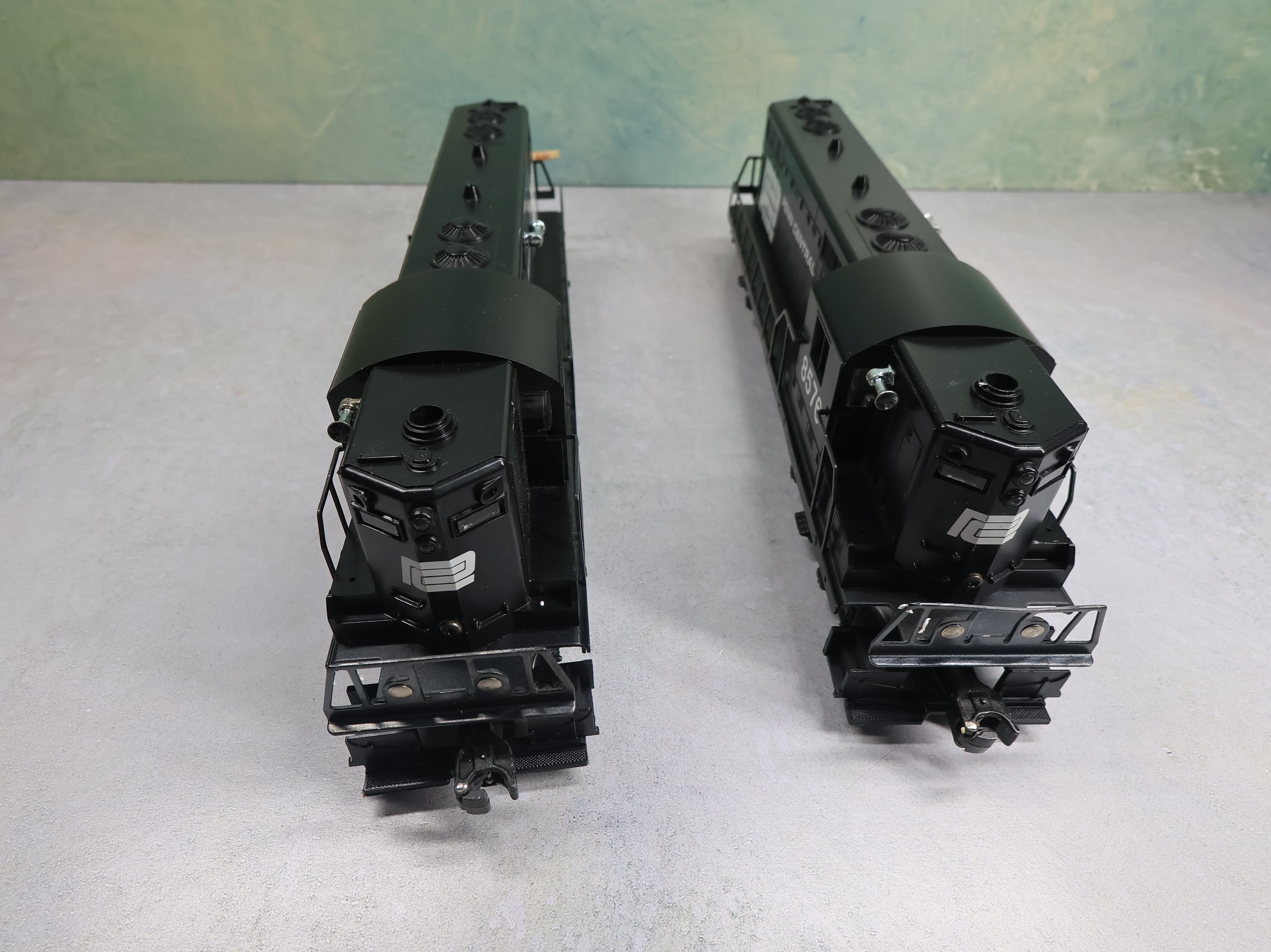 USED Lionel O Set of GP-7 Diesel Locomotives Penn Central #8576 Parts/Repairs (2 pcs)