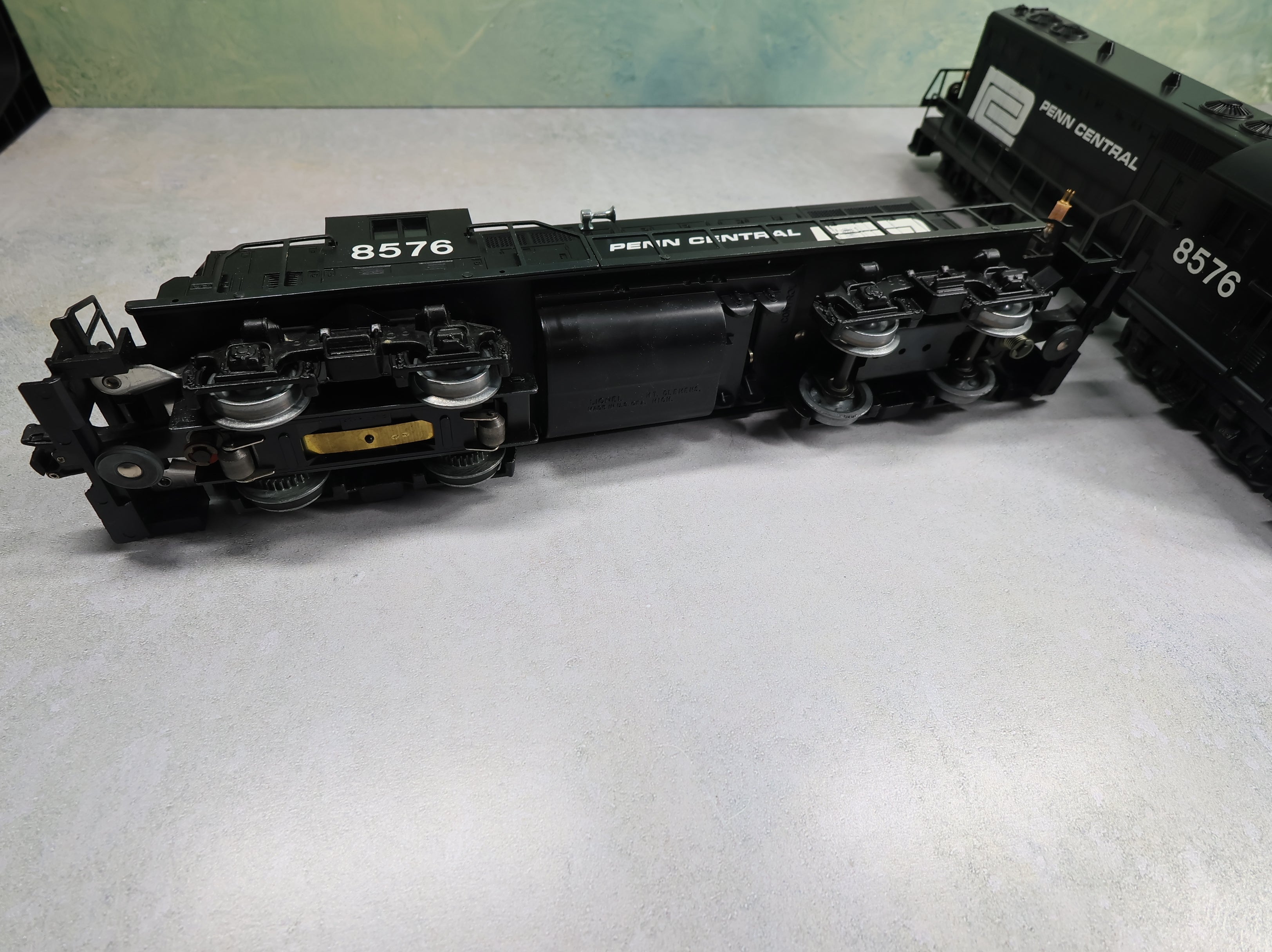 USED Lionel O Set of GP-7 Diesel Locomotives Penn Central #8576 Parts/Repairs (2 pcs)