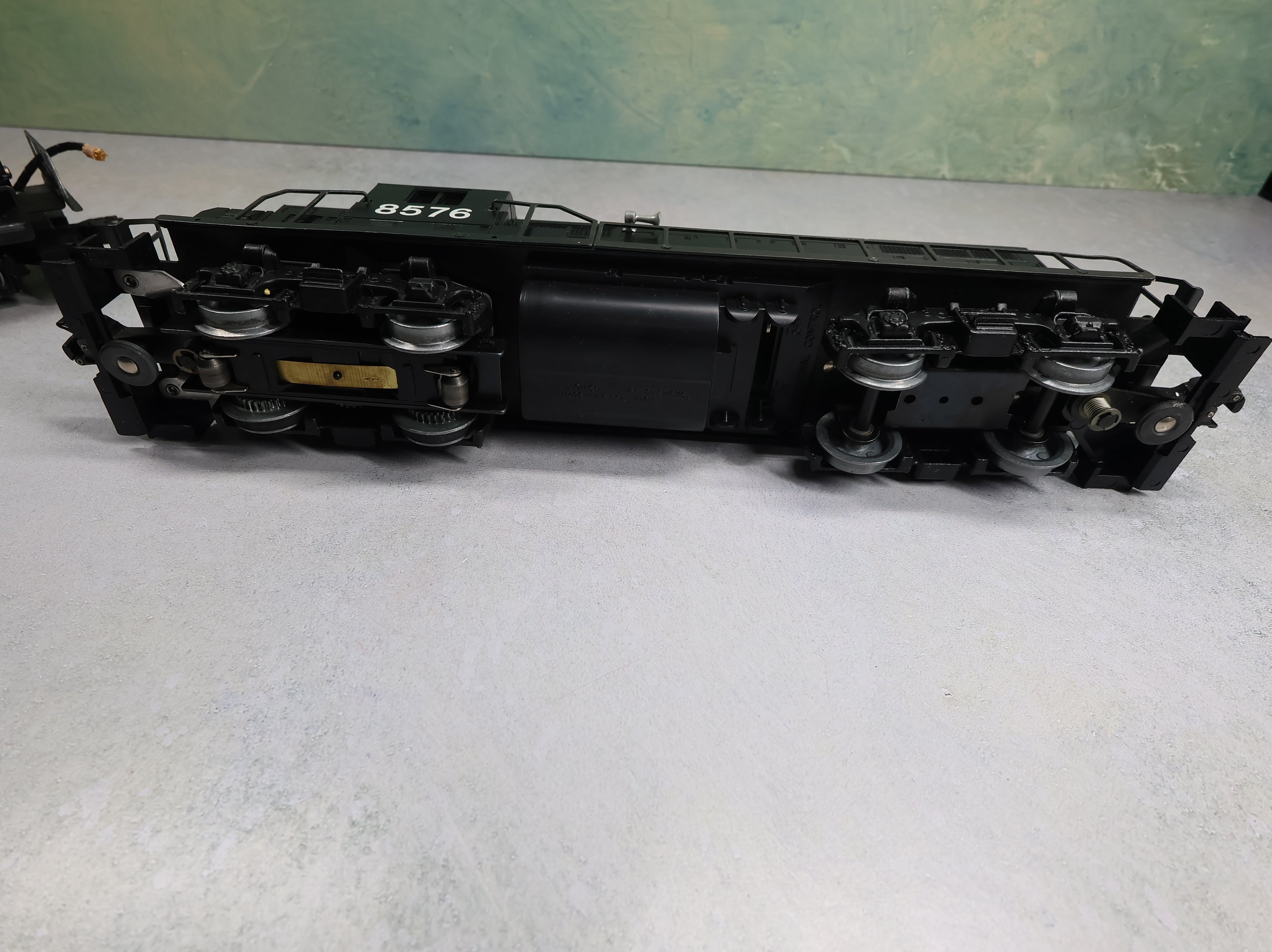 USED Lionel O Set of GP-7 Diesel Locomotives Penn Central #8576 Parts/Repairs (2 pcs)