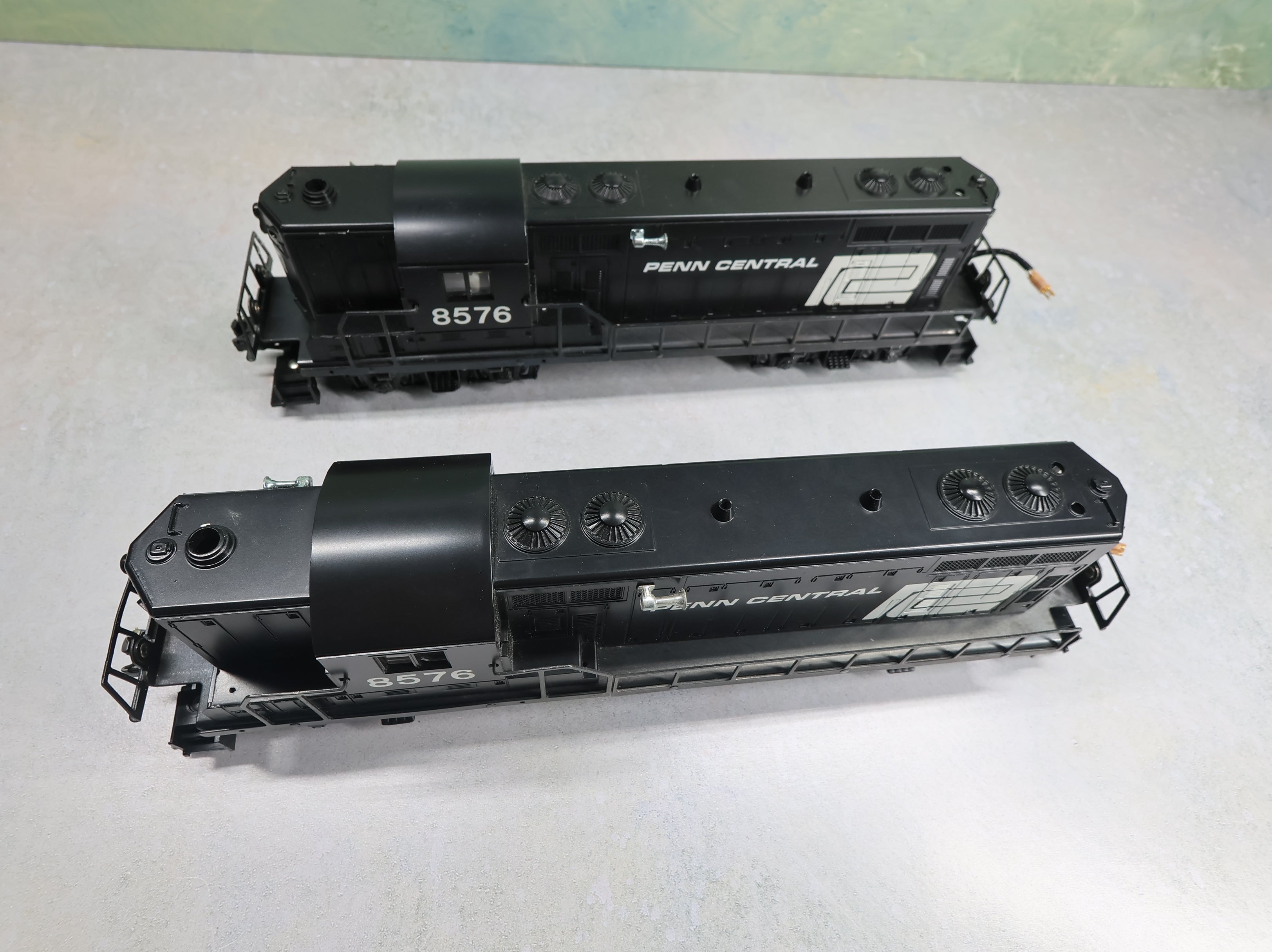 USED Lionel O Set of GP-7 Diesel Locomotives Penn Central #8576 Parts/Repairs (2 pcs)